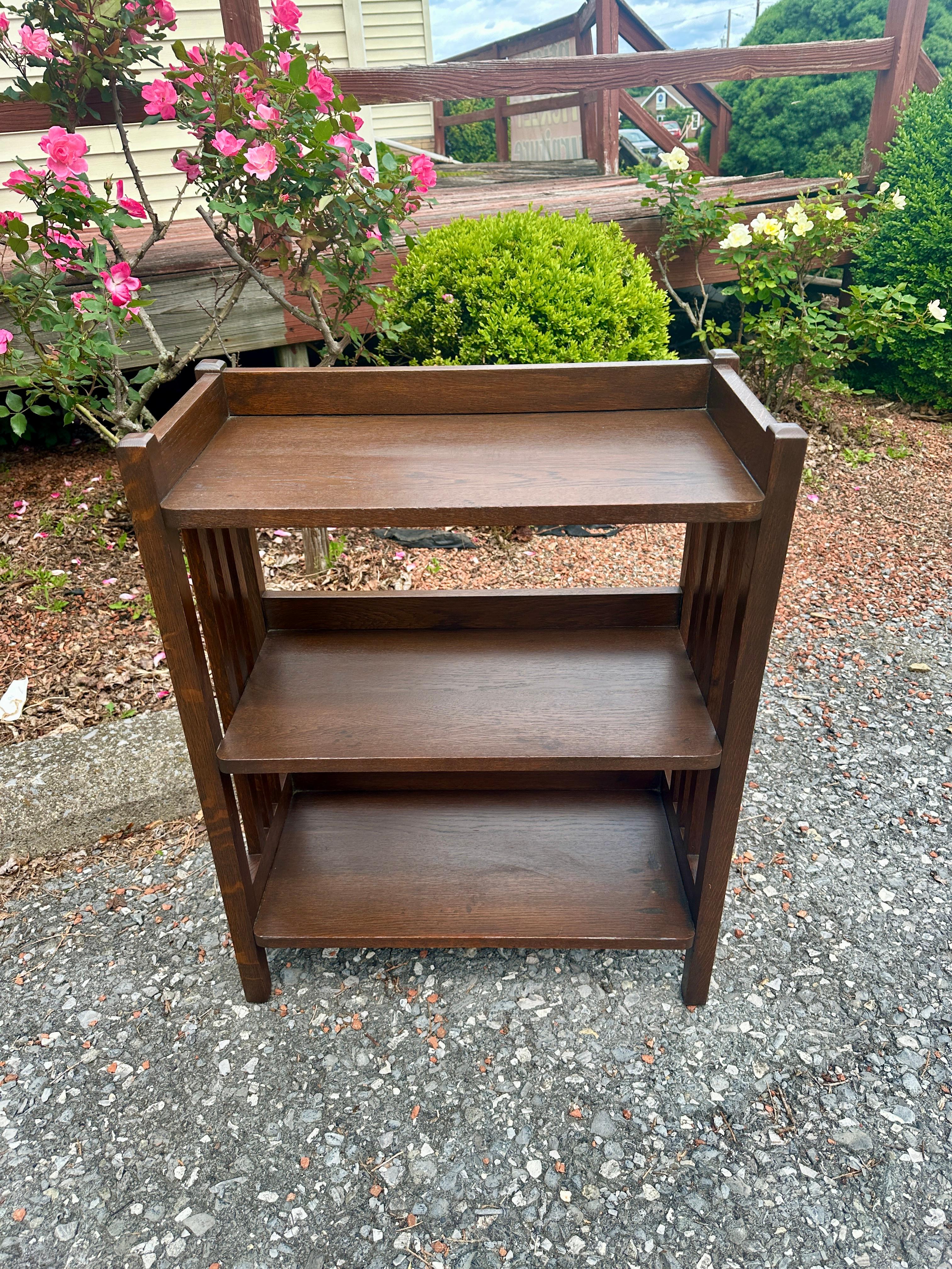 Chêne Antique   SIGNED  L&jG Stickley  Bookstand with Spindles - W7299  SALE 20% OFF en vente