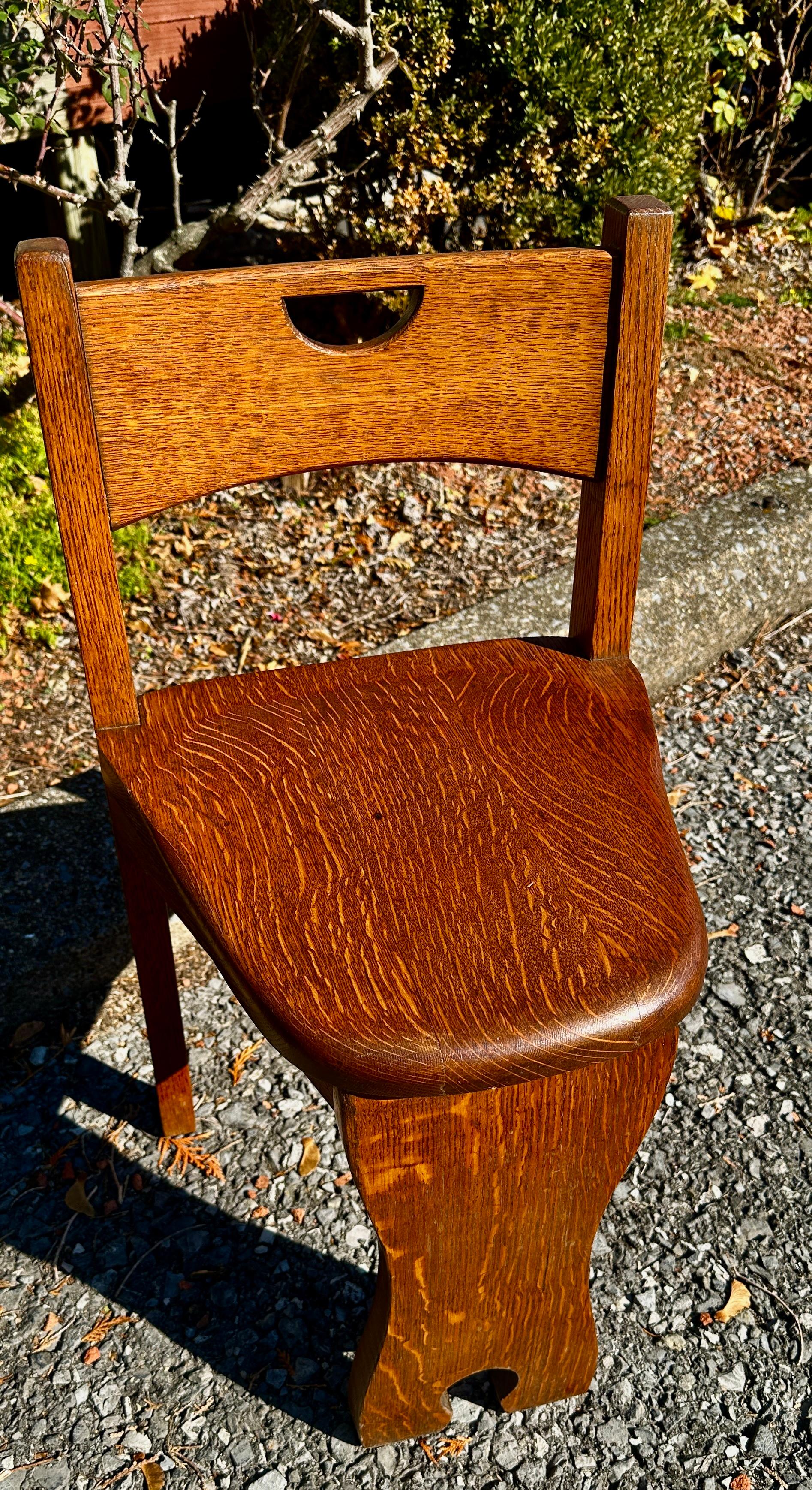 Ancienne chaise de jeu Stickley Brothers
 
Il s'agit d'une magnifique petite chaise de jeu fabriquée par les frères Stickley.  Il a été fabriqué en 1901 et est en excellent état.  Chêne massif scié sur quartier avec une belle finition