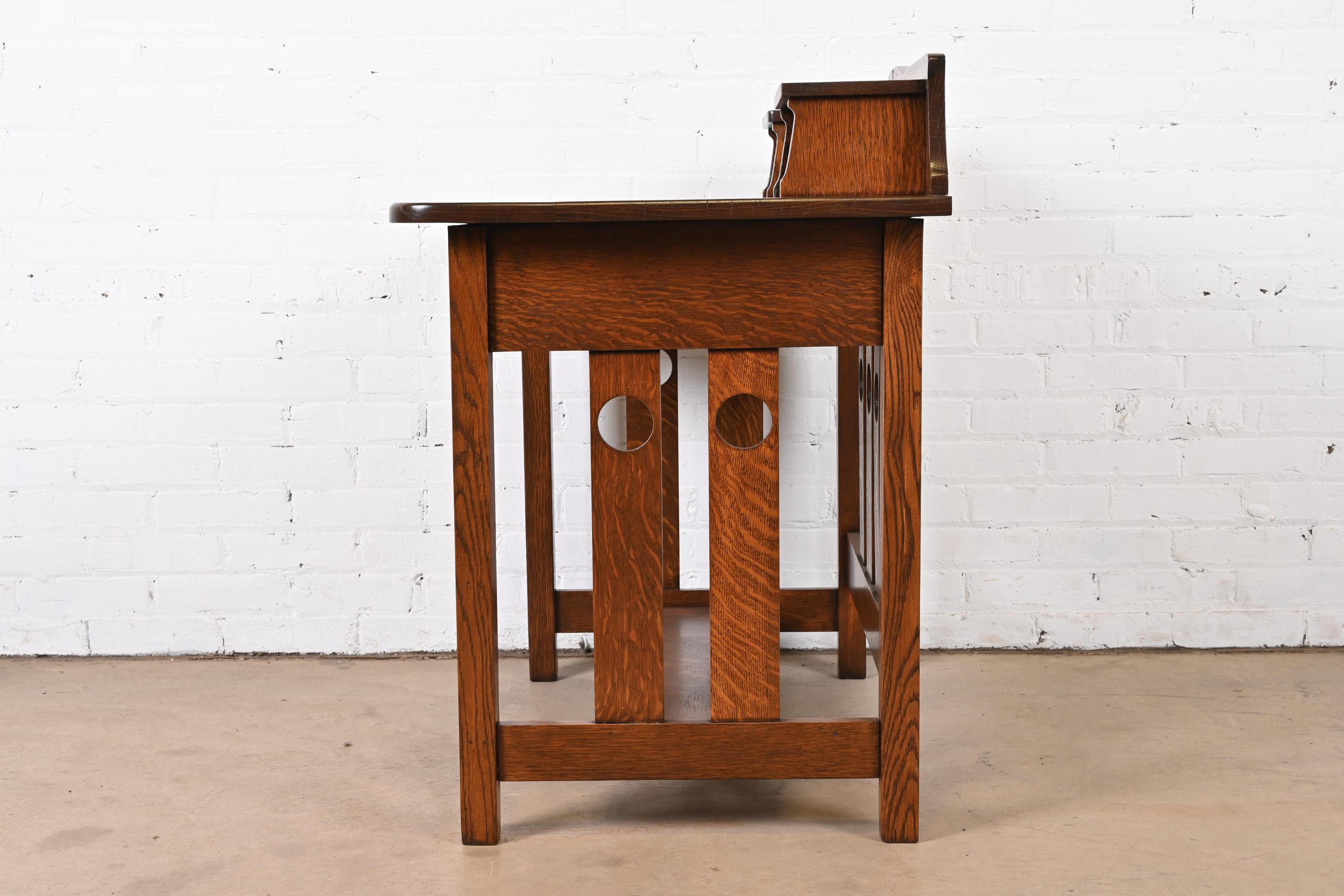 Antiker Stickley Brothers Missions-Schreibtisch aus Eiche im Arts and Crafts-Stil, neu restauriert im Angebot 7