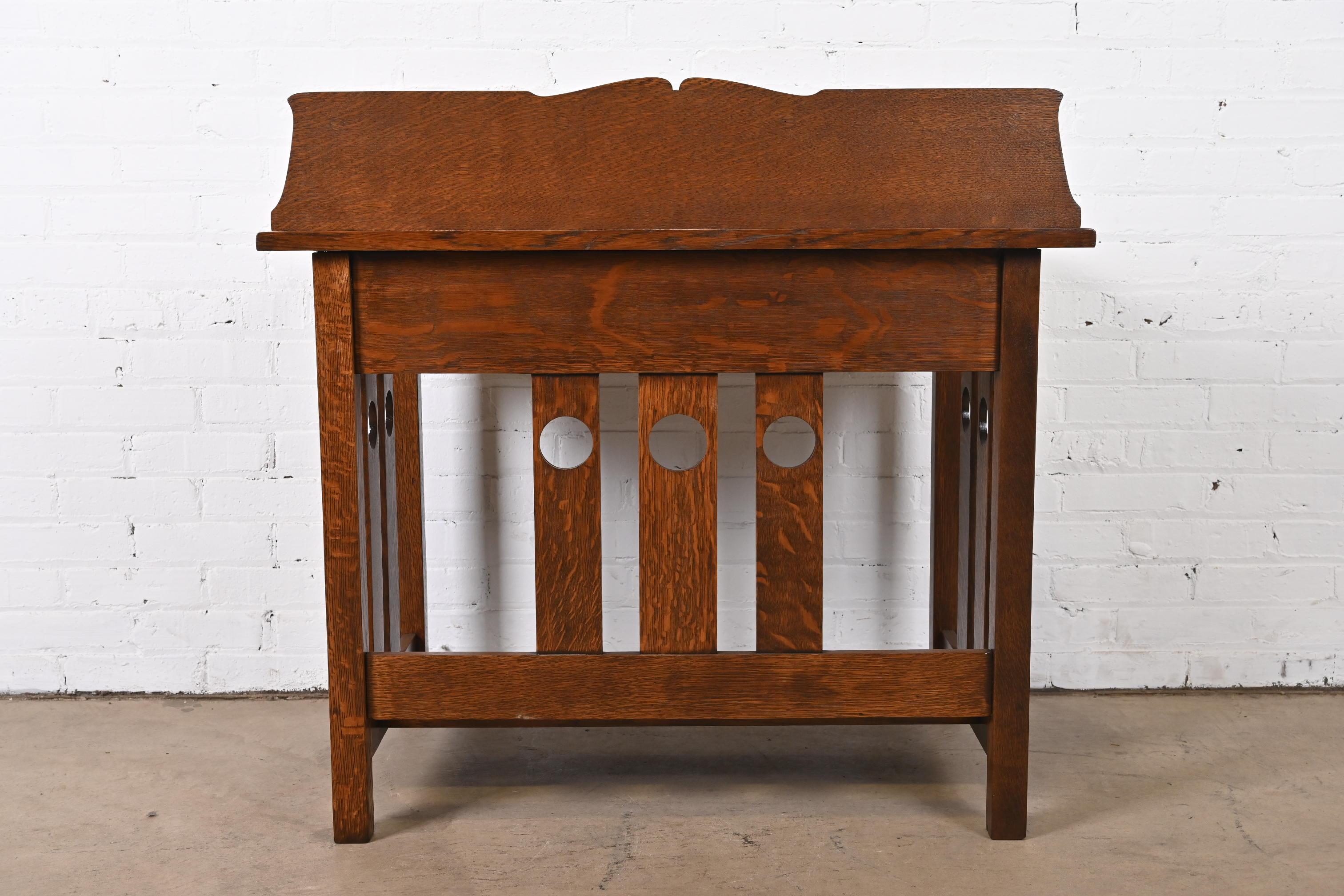 Antiker Stickley Brothers Missions-Schreibtisch aus Eiche im Arts and Crafts-Stil, neu restauriert im Angebot 8
