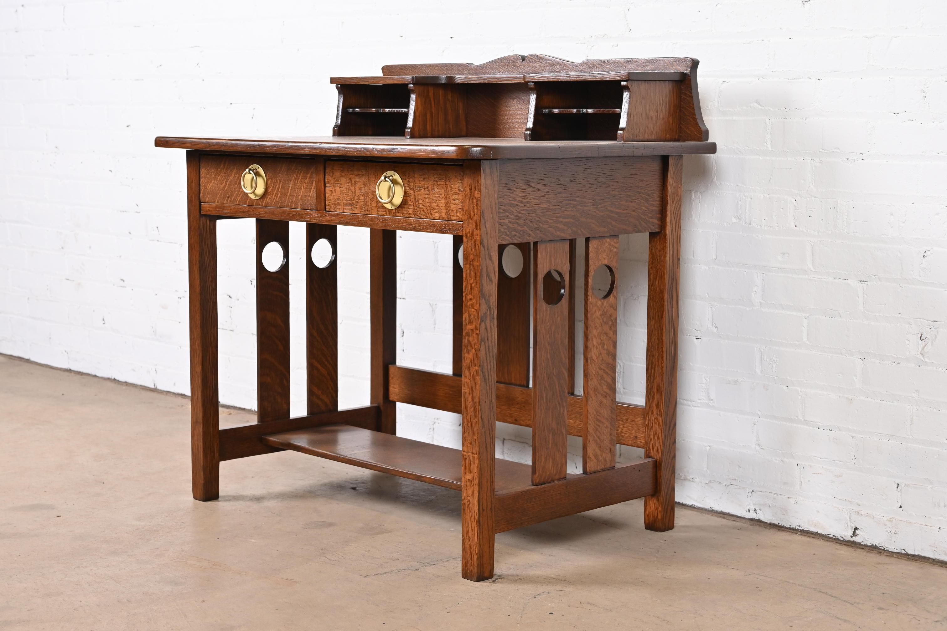 Eine seltene und außergewöhnliche antike Mission Eiche Arts & Crafts Schreibtisch

Von Gebrüder Stickley

USA, ca. 1900

Massive, quartiersgesägte Eiche, mit Kupferbeschlägen.

Maße: 36