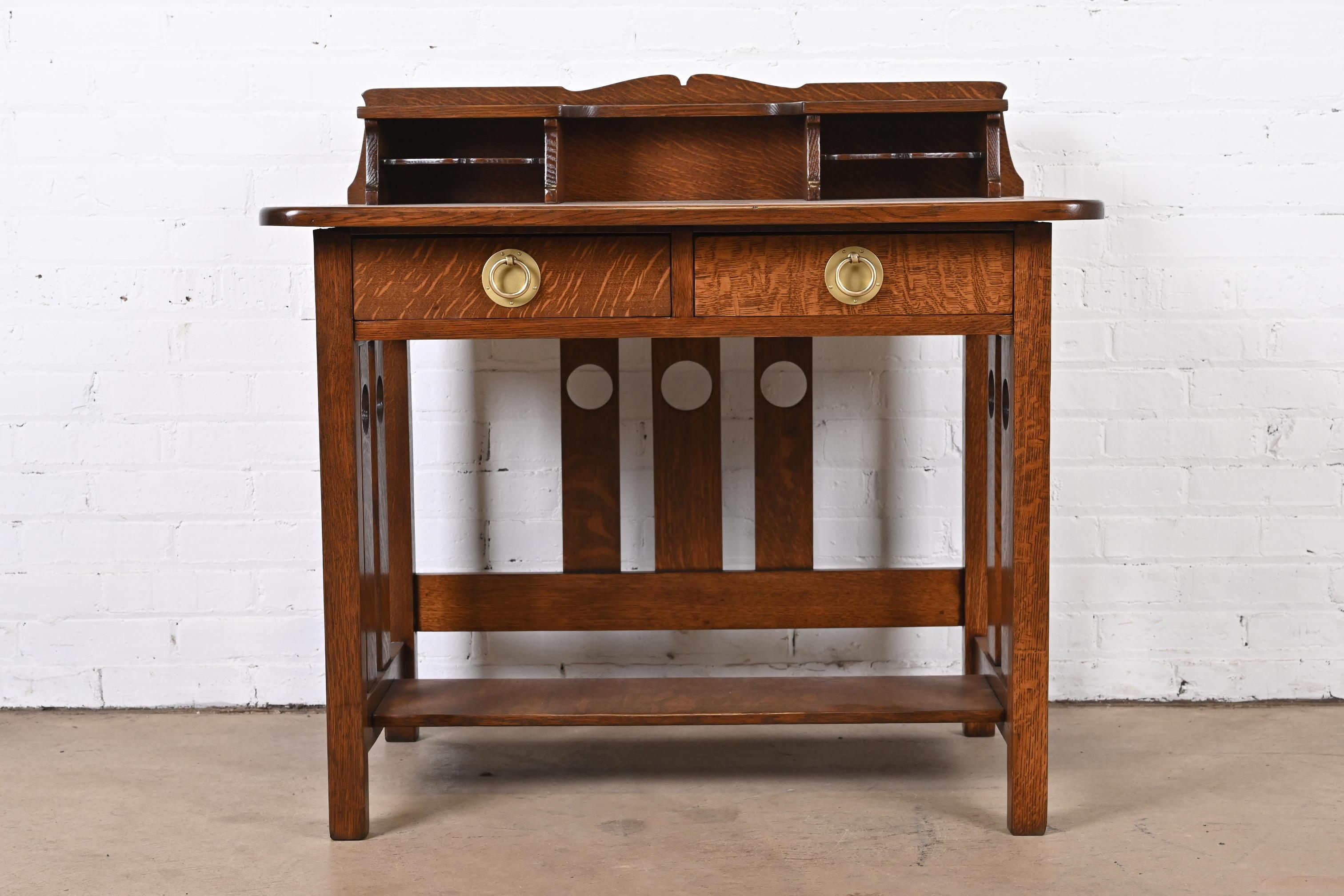 Antiker Stickley Brothers Missions-Schreibtisch aus Eiche im Arts and Crafts-Stil, neu restauriert (amerikanisch) im Angebot