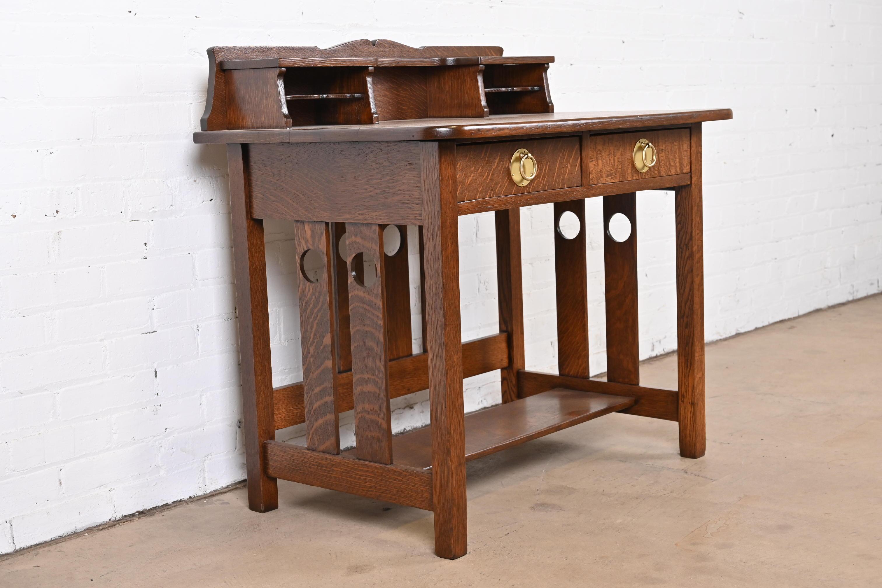 Antiker Stickley Brothers Missions-Schreibtisch aus Eiche im Arts and Crafts-Stil, neu restauriert (20. Jahrhundert) im Angebot