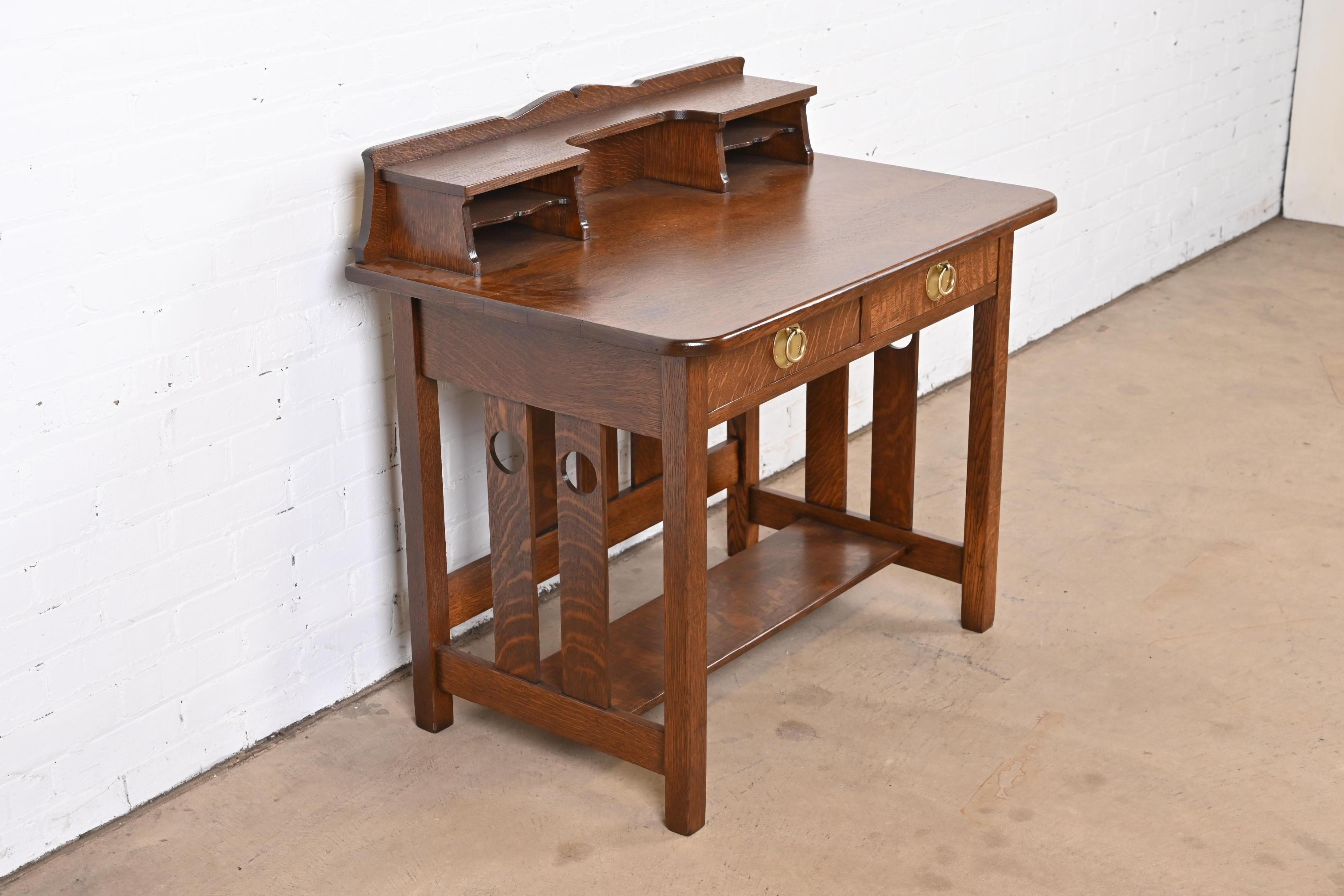 Antiker Stickley Brothers Missions-Schreibtisch aus Eiche im Arts and Crafts-Stil, neu restauriert (Kupfer) im Angebot