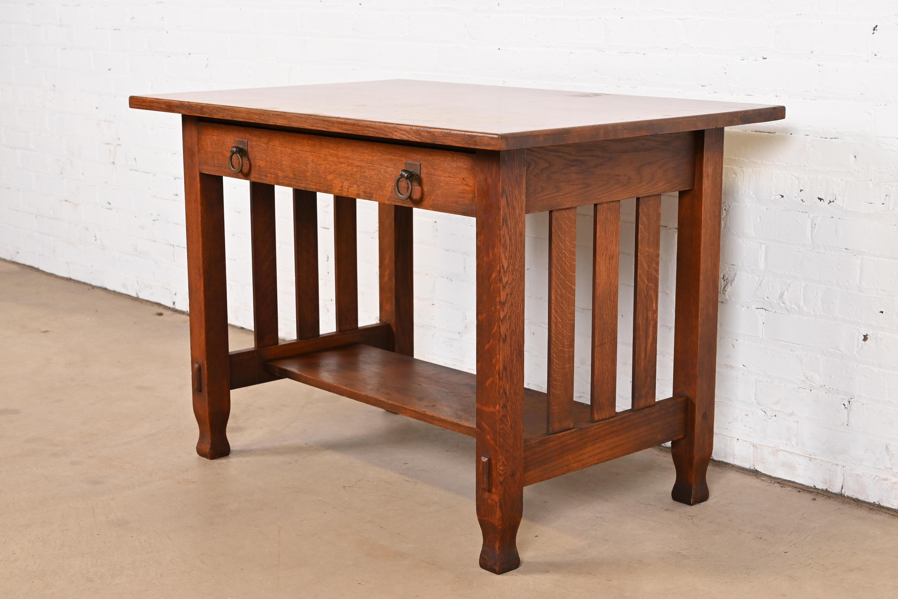 Ein wunderschöner antiker Mission- oder Arts & Crafts-Schreibtisch oder Bibliothekstisch

Von Stickley Brothers (Original Label vorhanden)

USA, ca. 1900

Massive, quartiersgesägte Eiche, mit originalen gehämmerten Kupferbeschlägen.

Maße: 42 