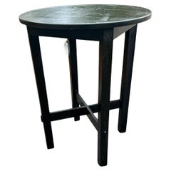 Antiker Stickley Brothers Kleiner schwarzer runder Tisch - W5801