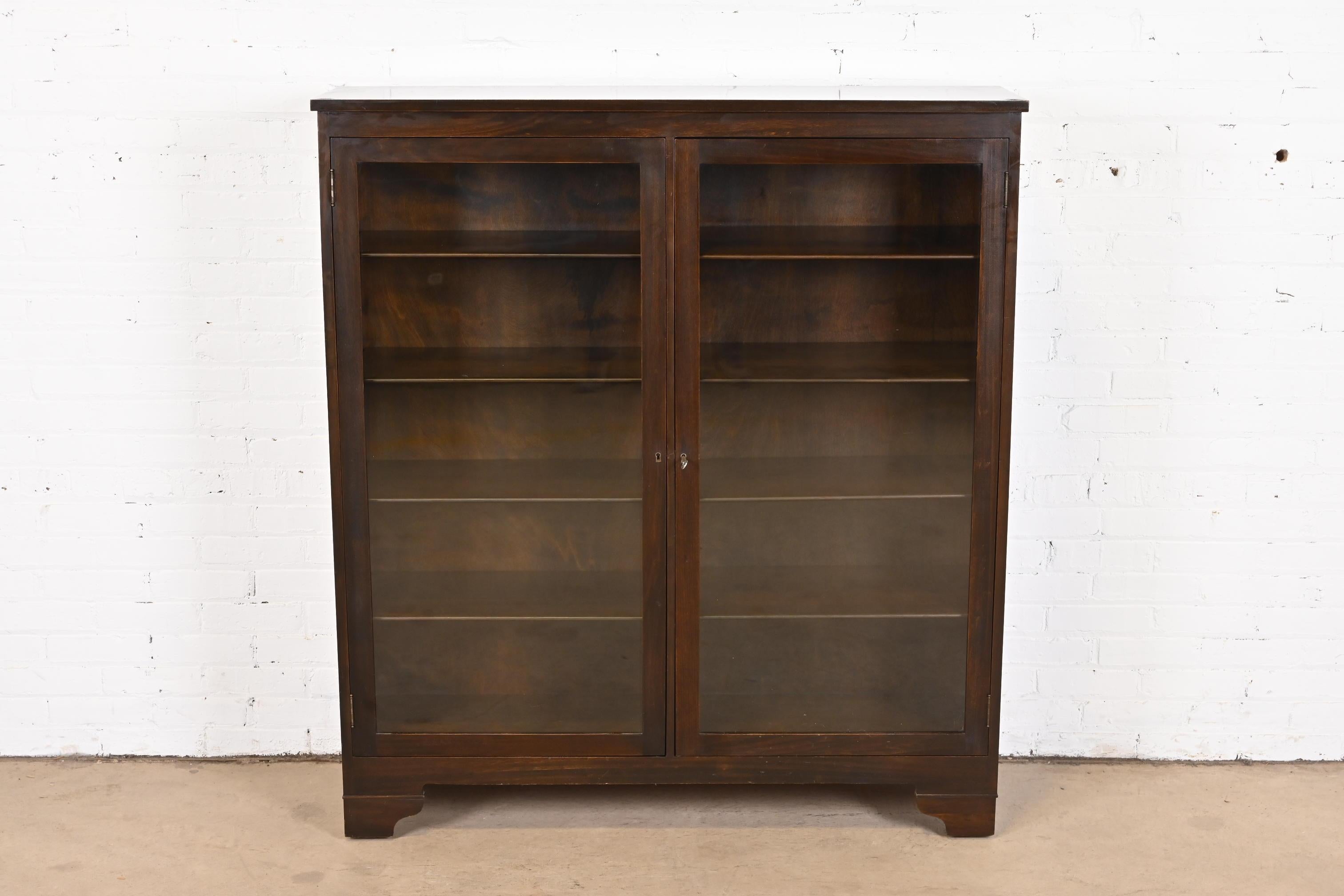 A gorgeous antique Arts & Crafts double bookcase

In the manner of Stickley Brothers

By John D. Raab Chair Co.

USA, circa 1900

Mahogany, with glass front doors.

Measures: 48.63