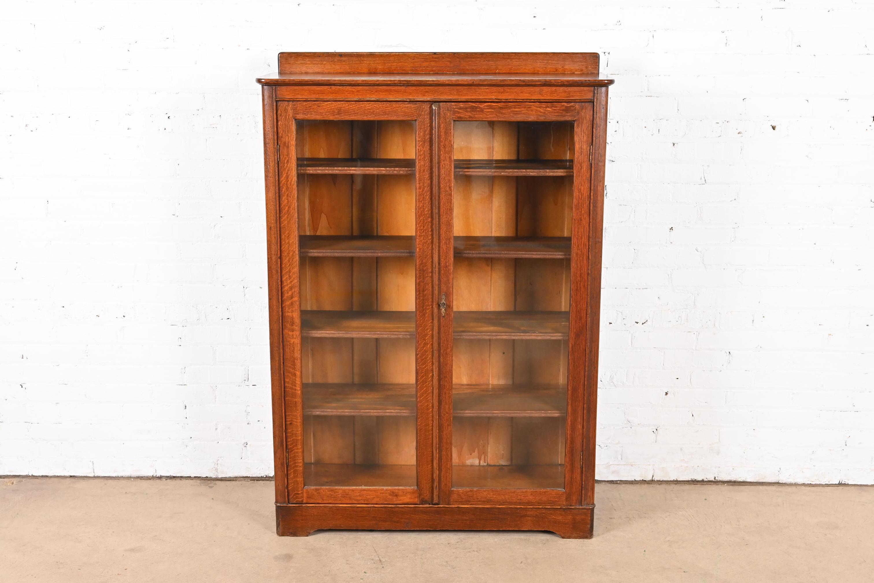 A beautiful Arts & Crafts period glass front bookcase

In the manner of Stickley Brothers

USA, Circa 1900

Gorgeous quarter sawn oak, with glass front doors and original brass hardware. Cabinet locks, and key is included.

Measures: 39.5