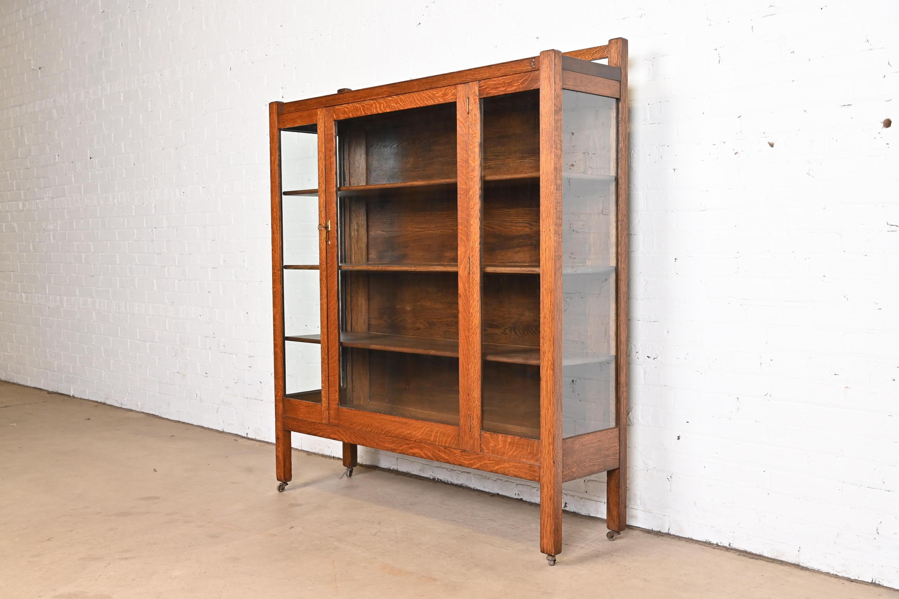 Antique Stickley Brothers Style Mission Oak Arts and Crafts Bookcase, Circa 1900 In Good Condition For Sale In South Bend, IN