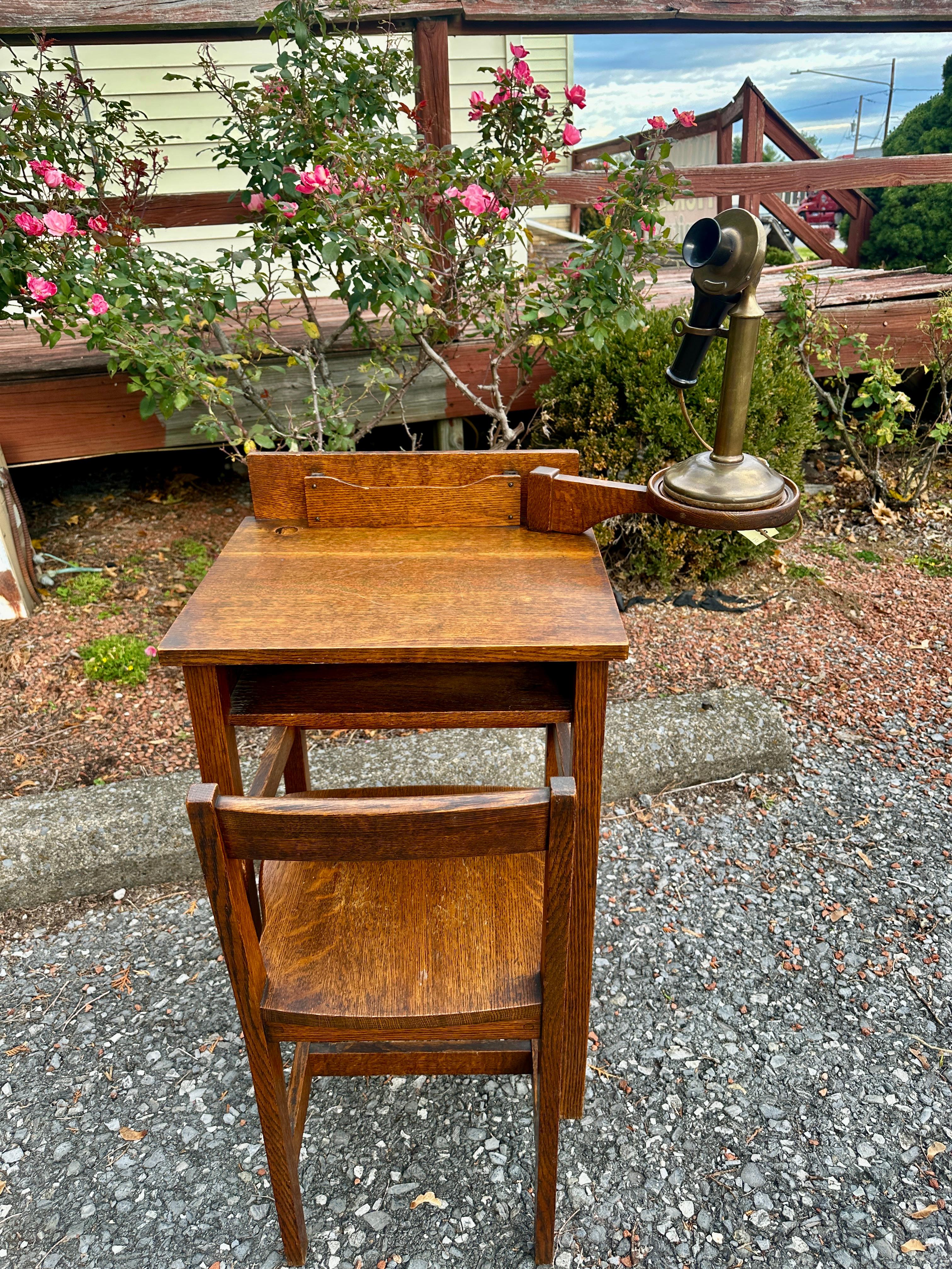 Table et chaise téléphoniques anciennes Stickley Brothers - W5050 en vente 7