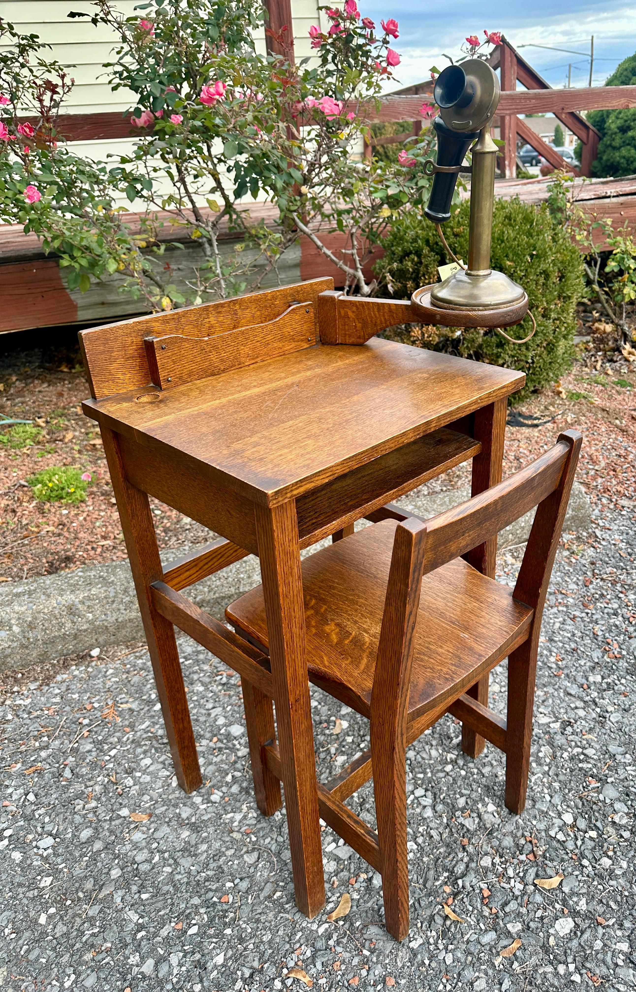 Table et chaise téléphoniques anciennes Stickley Brothers - W5050 en vente 9