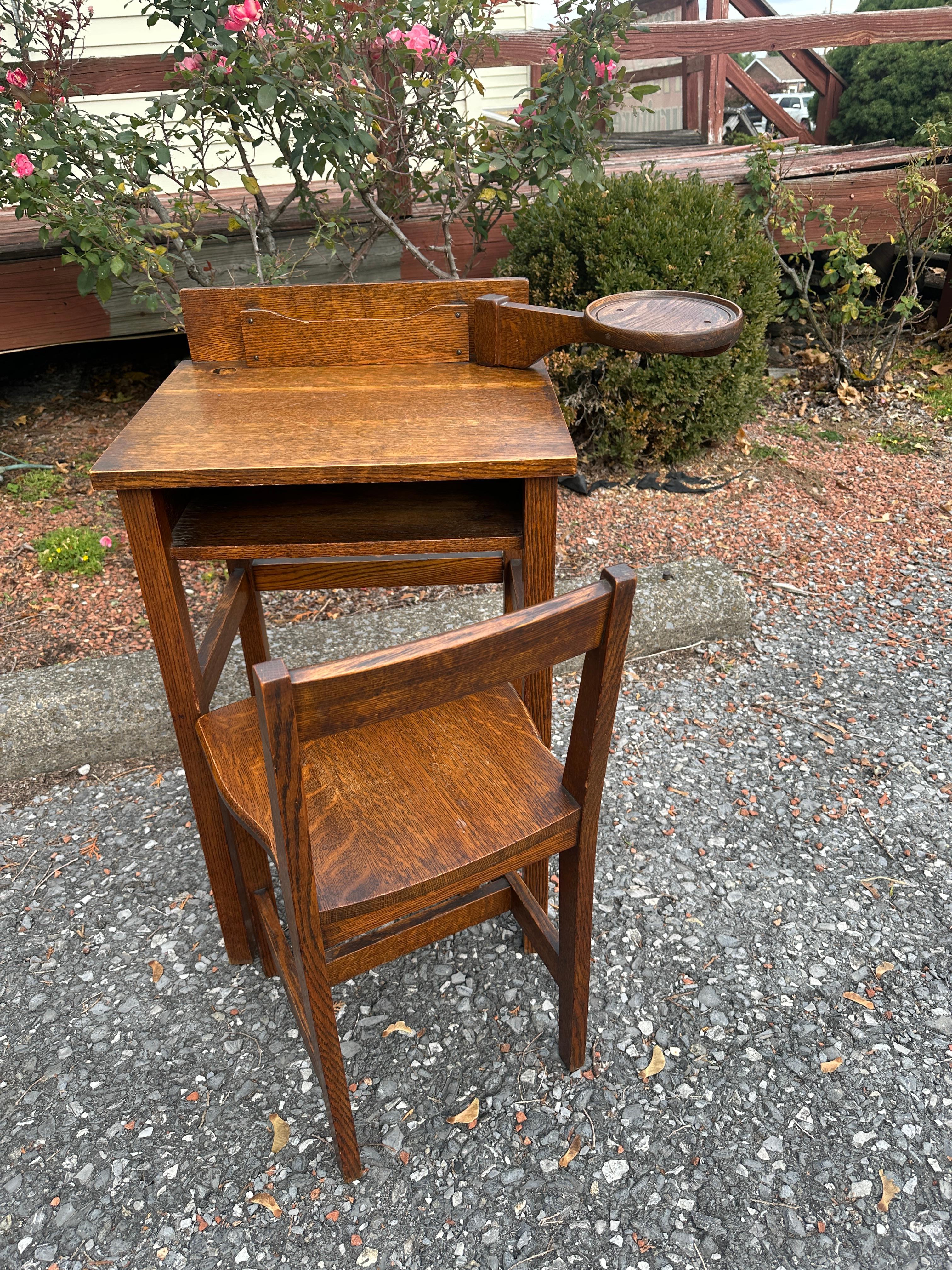 Voici un superbe ensemble Stickley Brothers composé d'une table téléphonique et d'une chaise.
Le quart de scie est fantastique, avec une belle finition d'origine, et il est en chêne massif et non plaqué. 
l'ensemble est livré avec la pièce d'origine