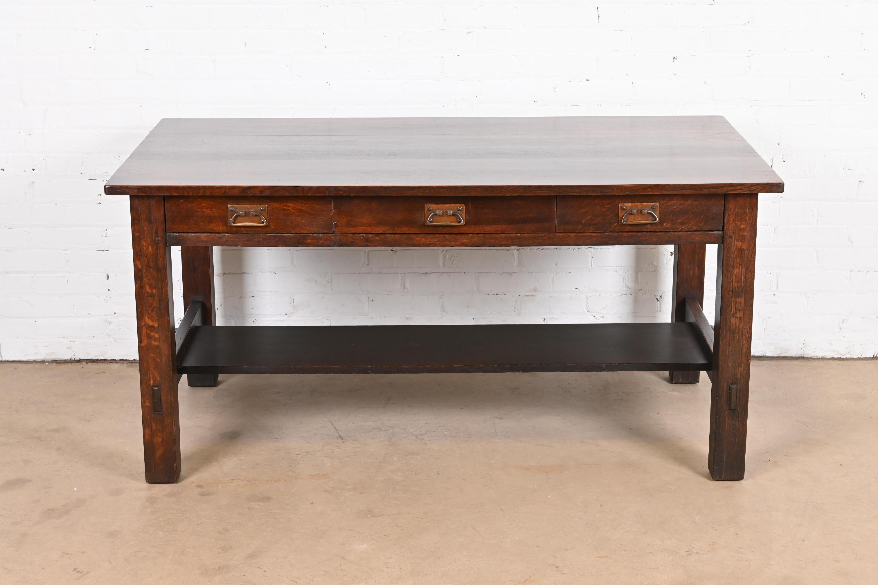 An exceptional antique Mission or Arts & Crafts large writing desk or library table

By L. & J.G. Stickley

USA, Circa 1900

Solid quarter sawn oak, with original hammered copper hardware.

Measures: 60