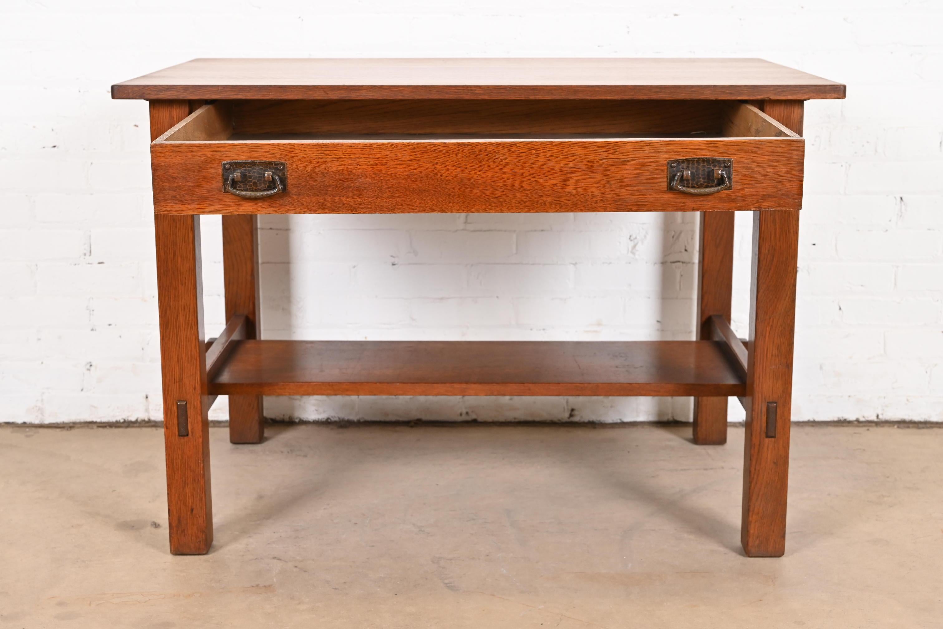 Antiguo escritorio o mesa de biblioteca Stickley Mission Oak Arts & Crafts, Circa 1900 Cobre en venta