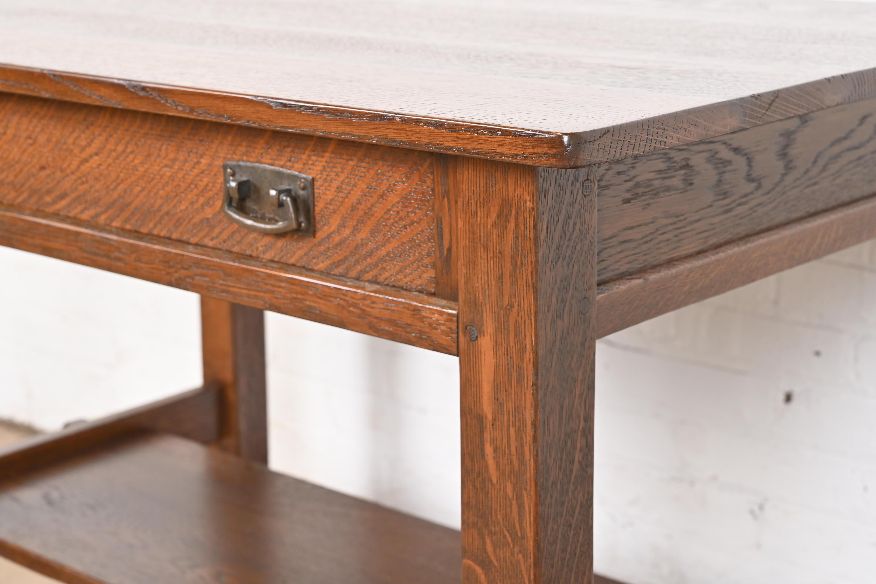 Table de bureau ou de bibliothèque ancienne Stickley Mission en chêne Arts & Crafts, nouvellement restaurée en vente 6