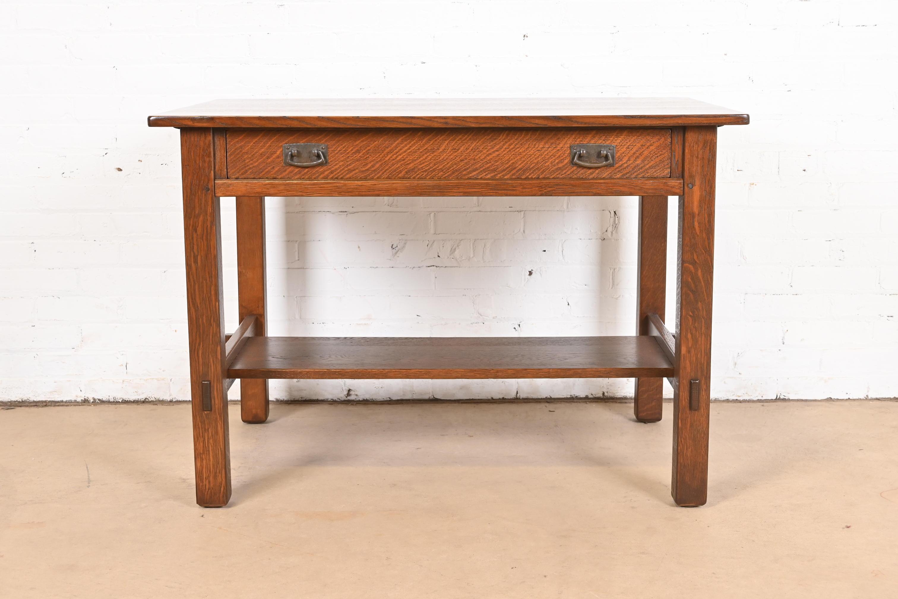 Un excepcional escritorio o mesa de biblioteca antiguos Mission o Arts & Crafts

Por L. y J.G. Stickley

EE.UU., Circa 1900

Roble macizo aserrado en cuarto, con herrajes originales de cobre martillado.

Medidas: 42