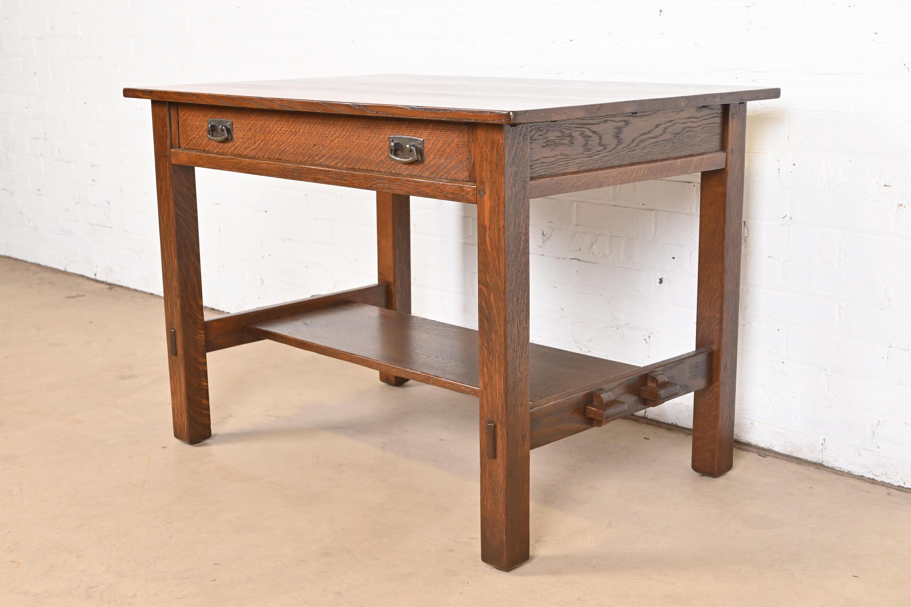 Américain Table de bureau ou de bibliothèque ancienne Stickley Mission en chêne Arts & Crafts, nouvellement restaurée en vente