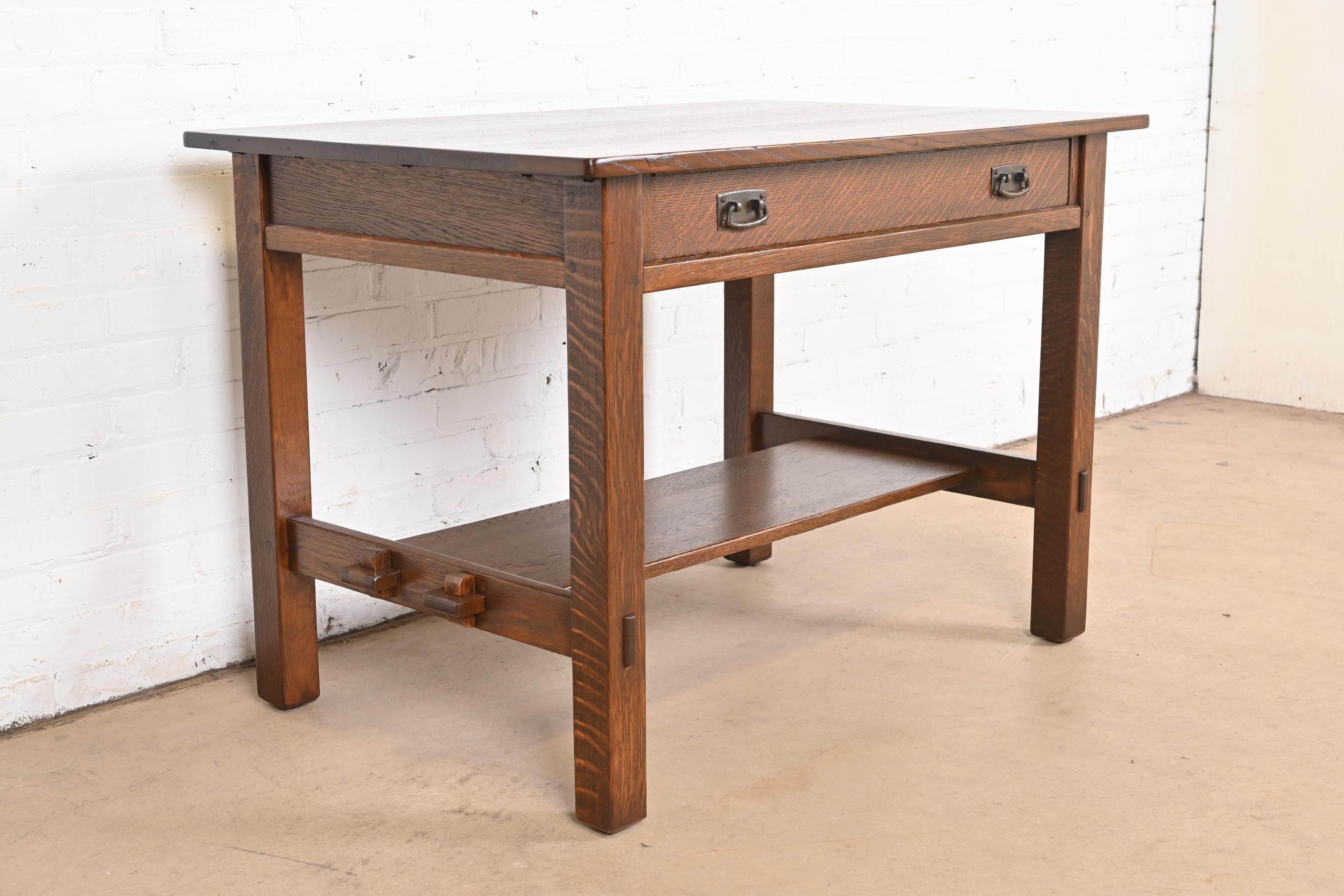 20ième siècle Table de bureau ou de bibliothèque ancienne Stickley Mission en chêne Arts & Crafts, nouvellement restaurée en vente
