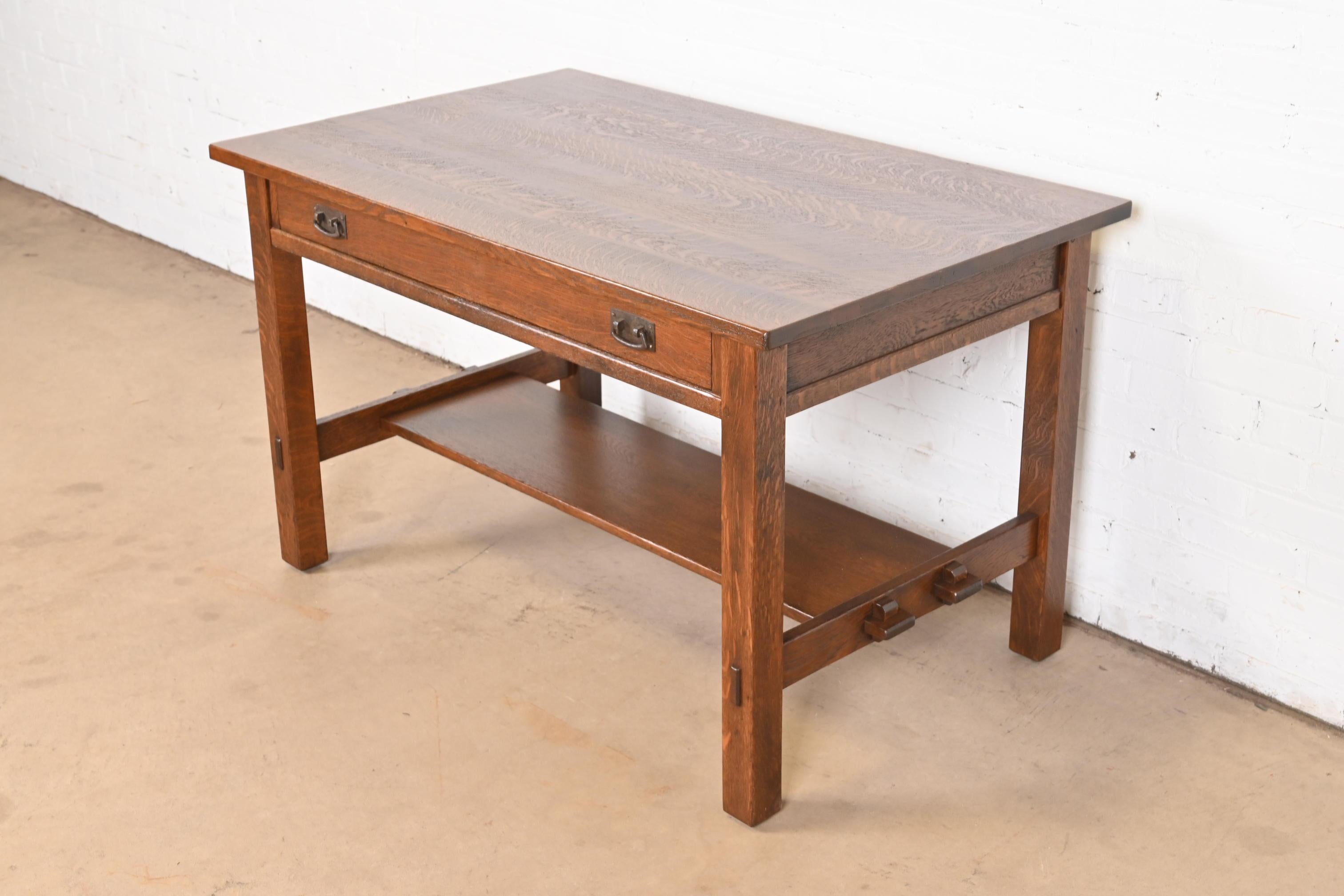 Cuivre Table de bureau ou de bibliothèque ancienne Stickley Mission en chêne Arts & Crafts, nouvellement restaurée en vente