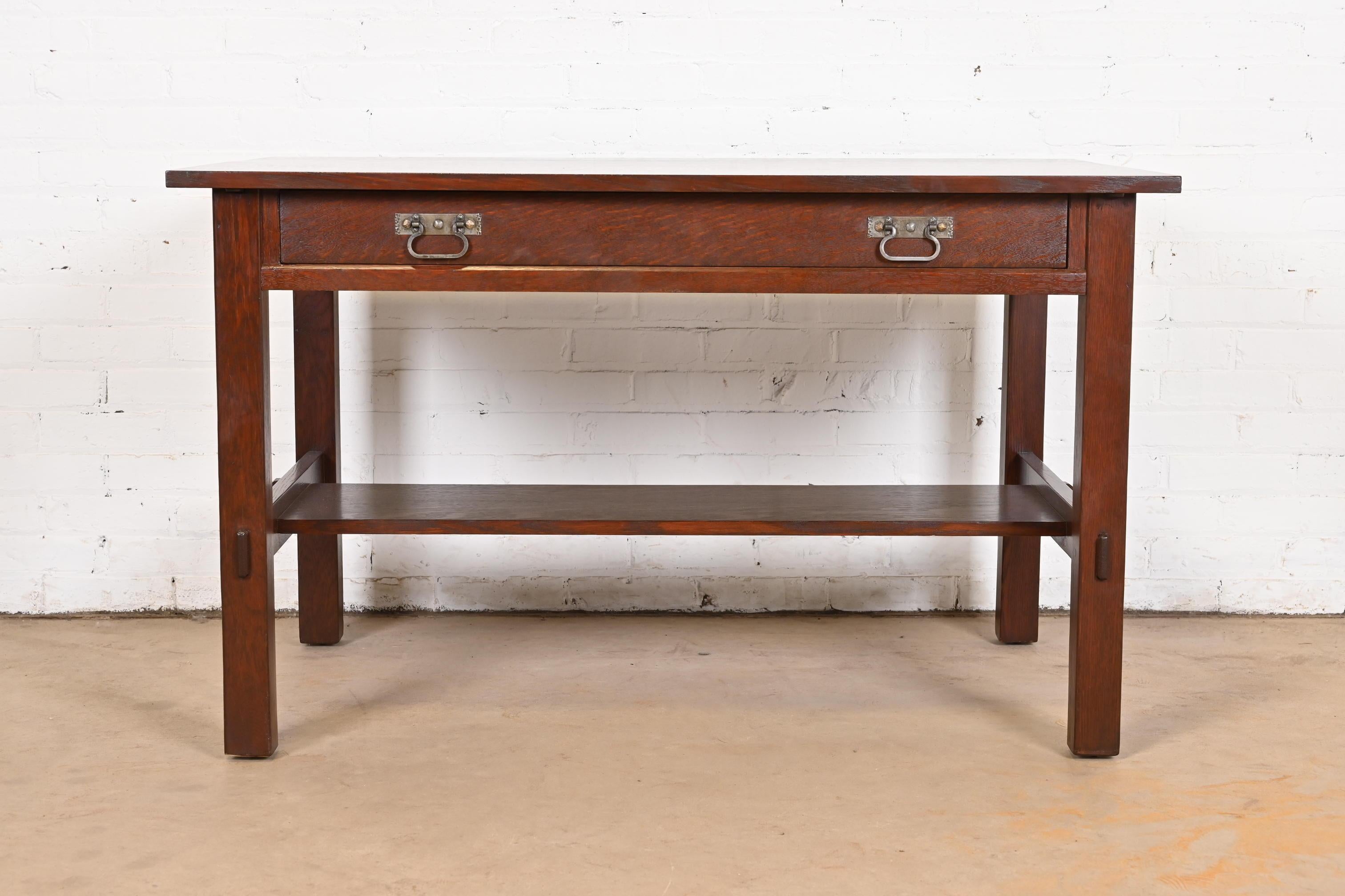 Un raro y excepcional escritorio o mesa de biblioteca antiguos Mission o Arts & Crafts

Por Charles Stickley

EE.UU., Circa 1900

Roble macizo aserrado en cuarto, con herrajes originales de cobre martillado.

Medidas: 48