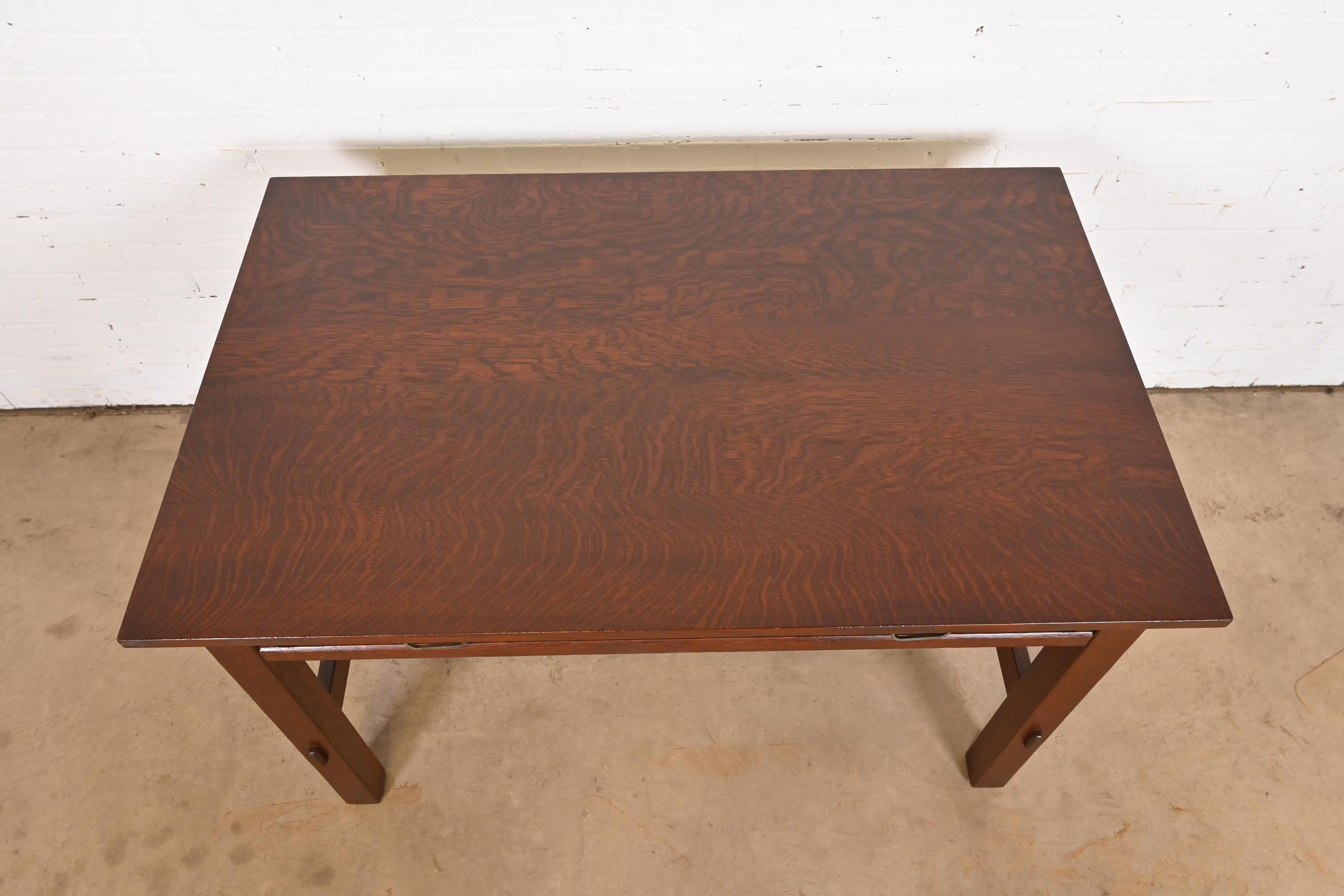 Antiguo escritorio o mesa de biblioteca Stickley Mission Oak Arts & Crafts Cobre en venta
