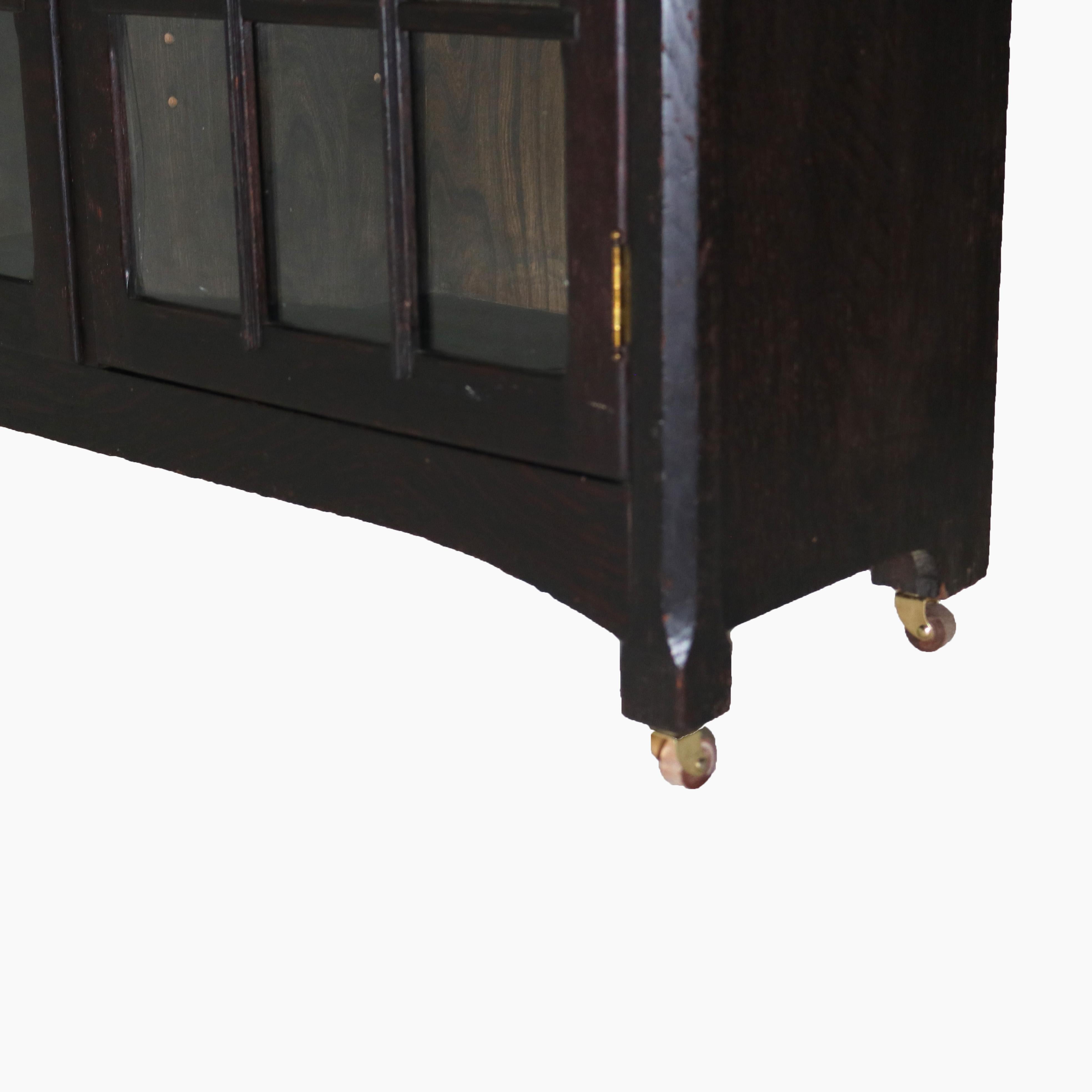 Antikes Stickley School Arts & Crafts Mission Eichenholz-Doppeltüren-Bücherregal C1910 (Glas) im Angebot