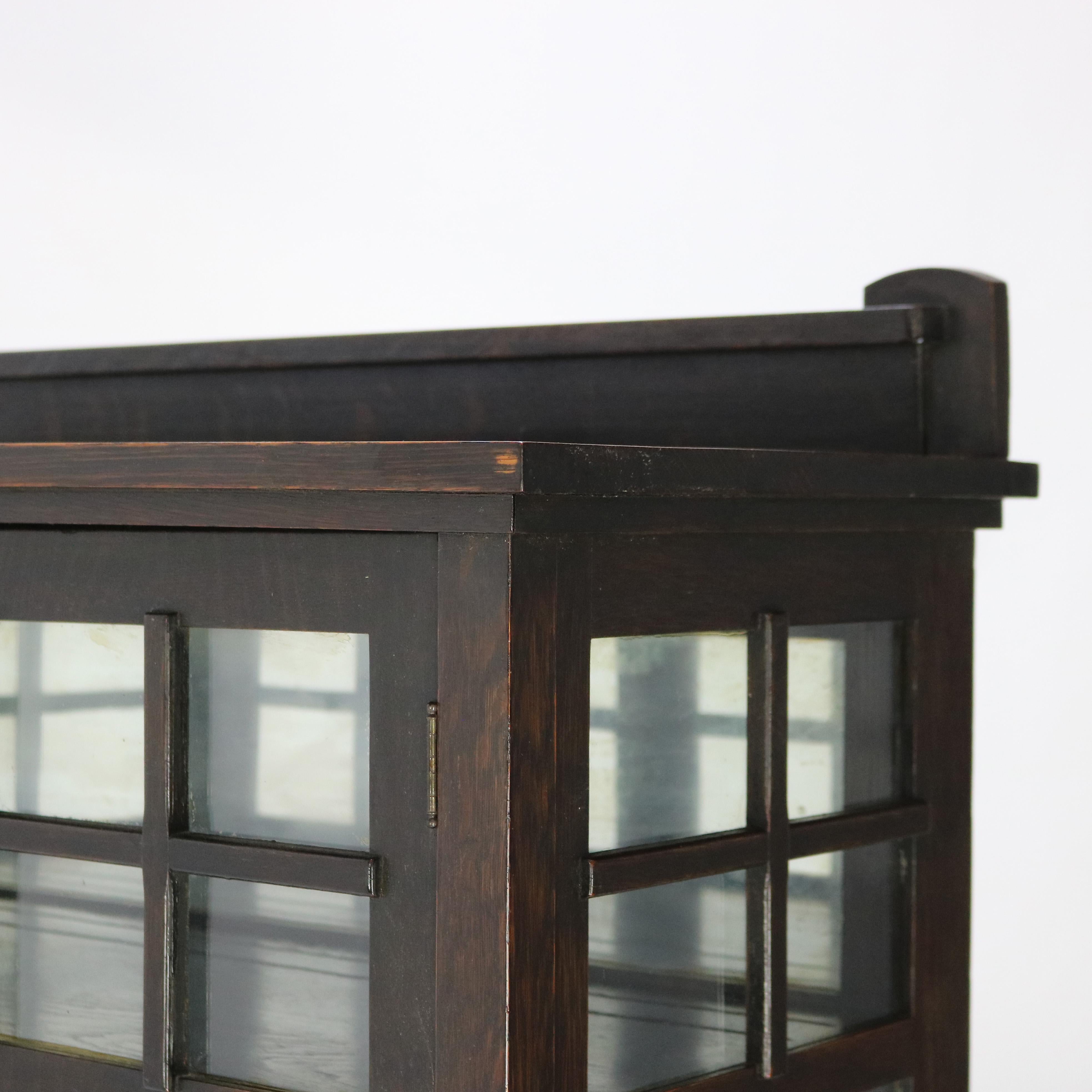 Antigua Escuela Stickley Arts & Crafts Mission Oak MIrrored China Cabinet C1910 siglo XX en venta