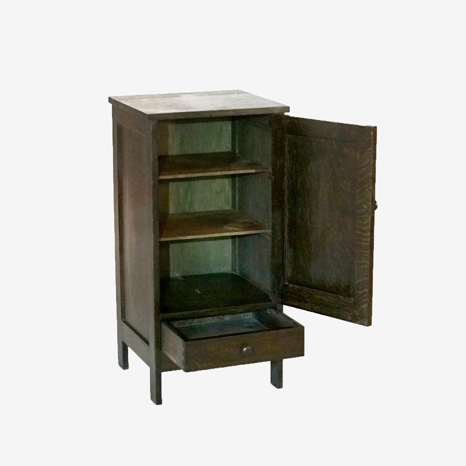 Antique Stickley School Arts & Crafts Oak Single Door & Drawer Cellarette c1910 In Good Condition In Big Flats, NY