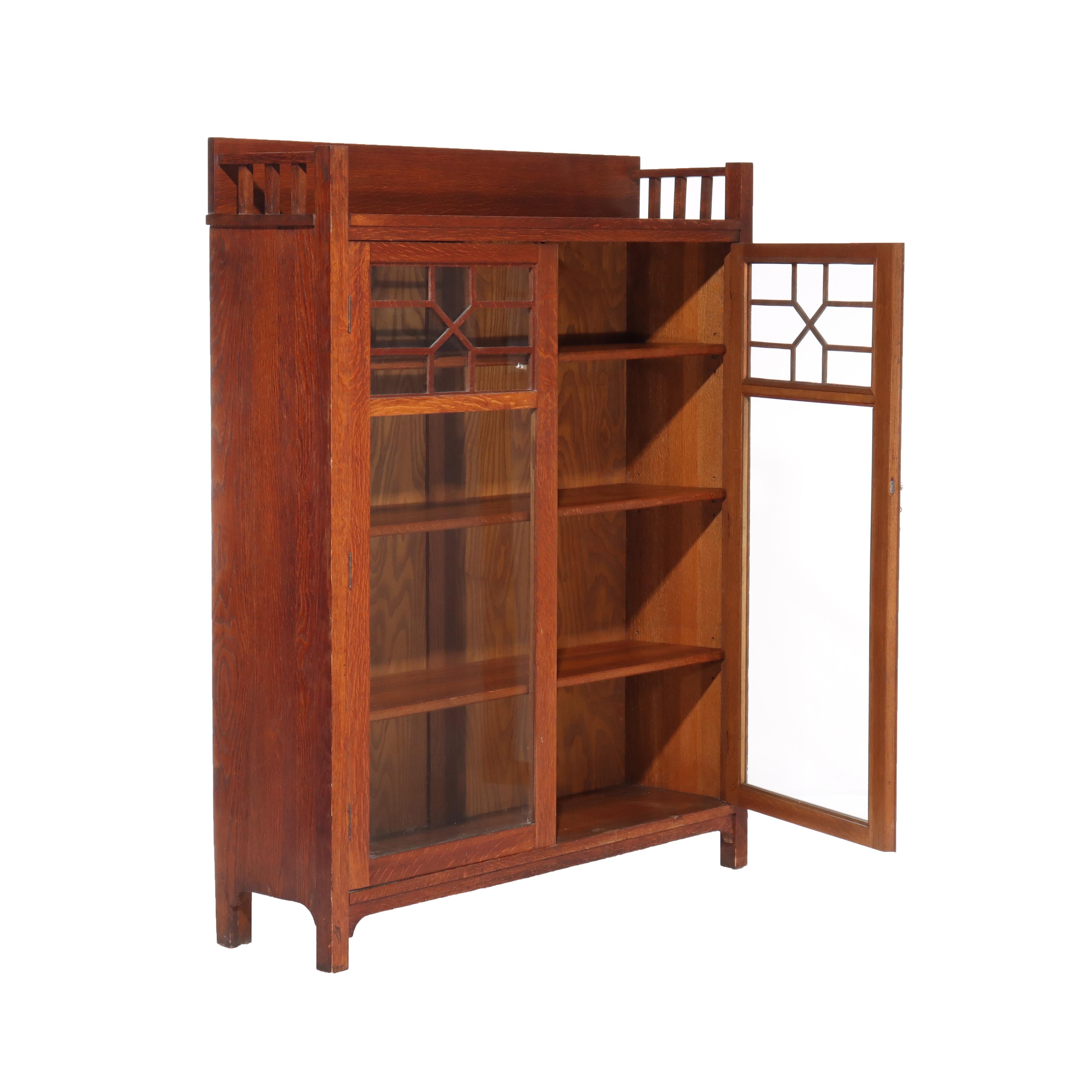 Arts and Crafts Ancienne bibliothèque Stickley School en Oak Oak à 2 portes avec verre au plomb v1920 en vente