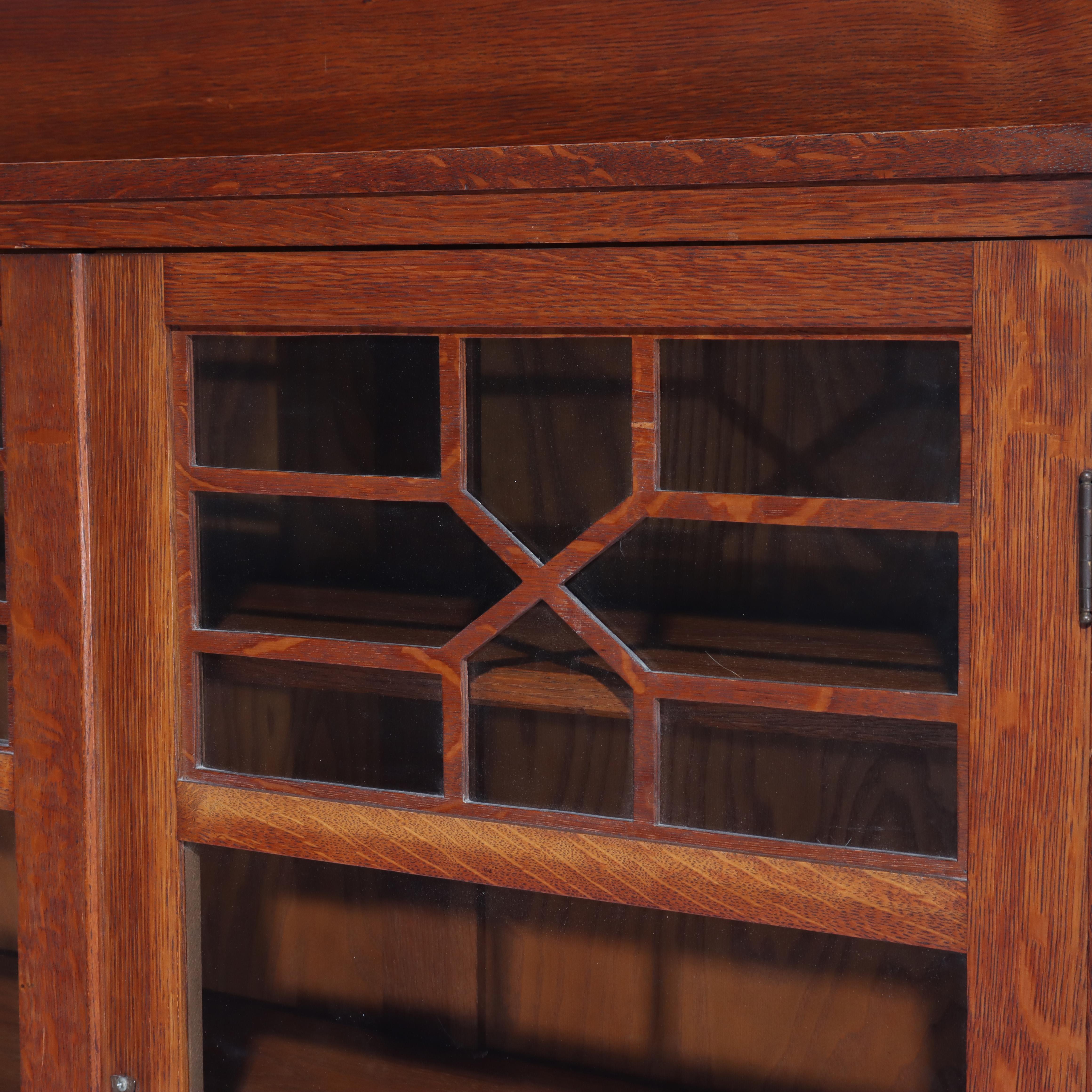 20ième siècle Ancienne bibliothèque Stickley School en Oak Oak à 2 portes avec verre au plomb v1920 en vente
