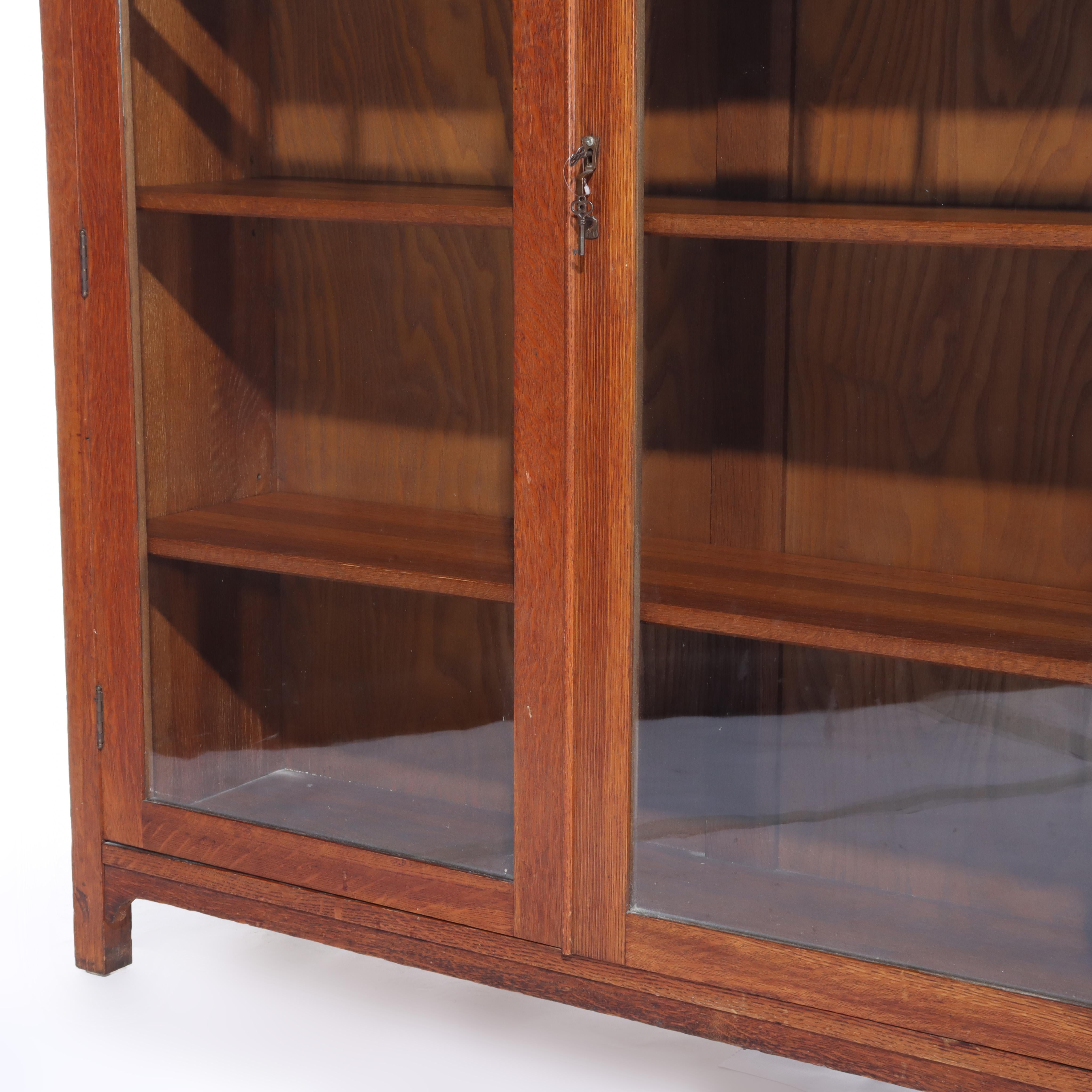 Chêne Ancienne bibliothèque Stickley School en Oak Oak à 2 portes avec verre au plomb v1920 en vente