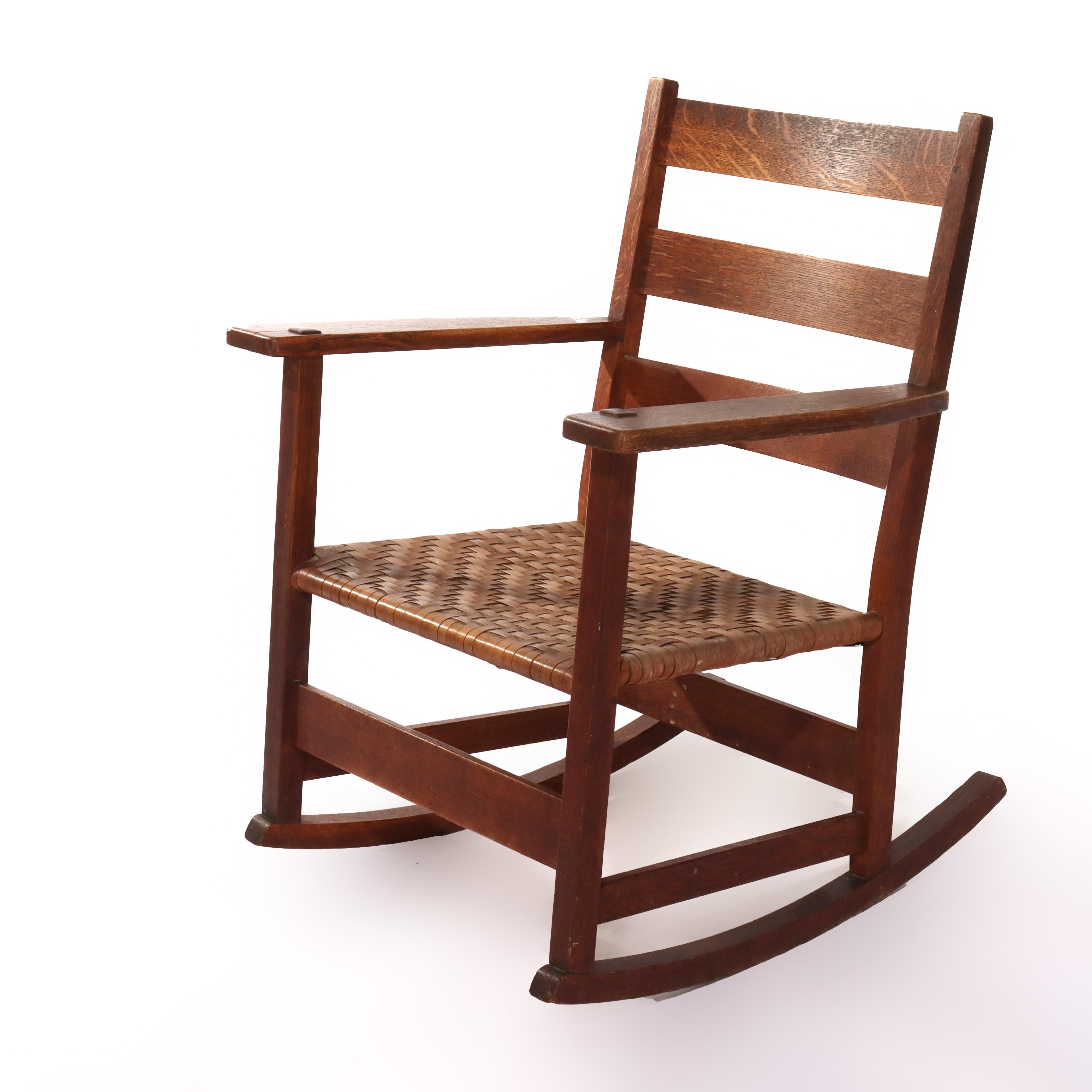 Ancienne bascule Stickley School en Oak Oak avec siège en jonc C1920 en vente 5