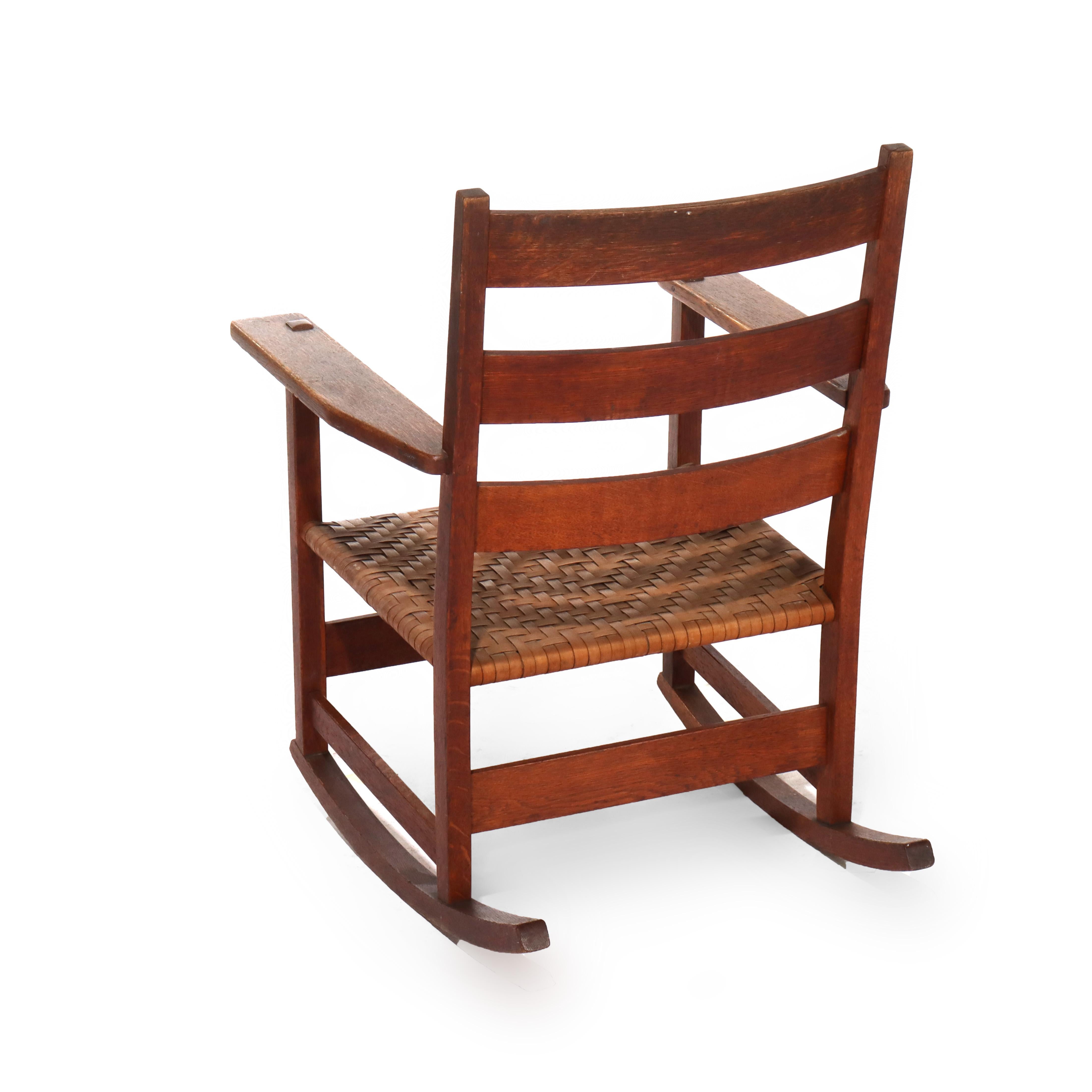 Chêne Ancienne bascule Stickley School en Oak Oak avec siège en jonc C1920 en vente