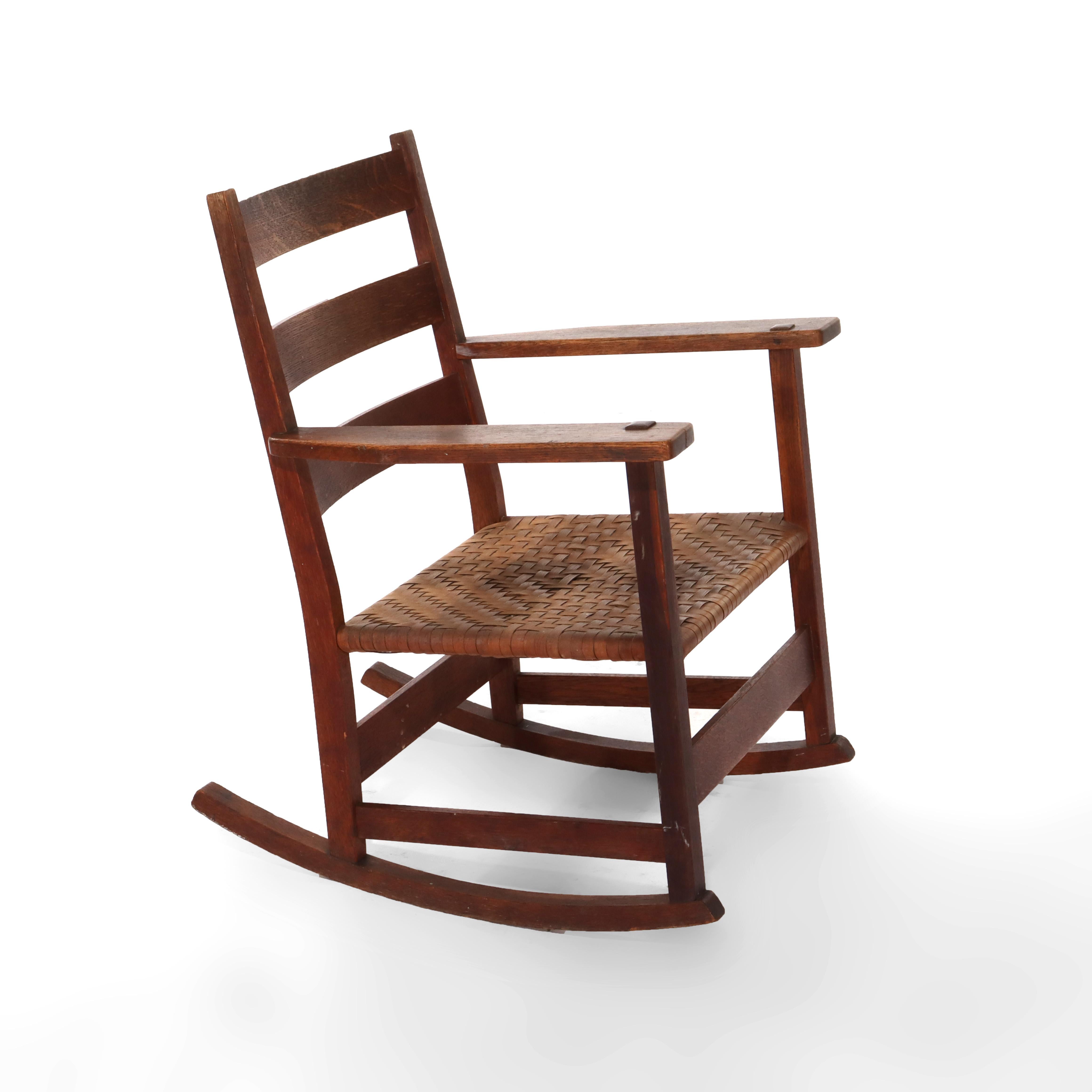 Ancienne bascule Stickley School en Oak Oak avec siège en jonc C1920 en vente 1