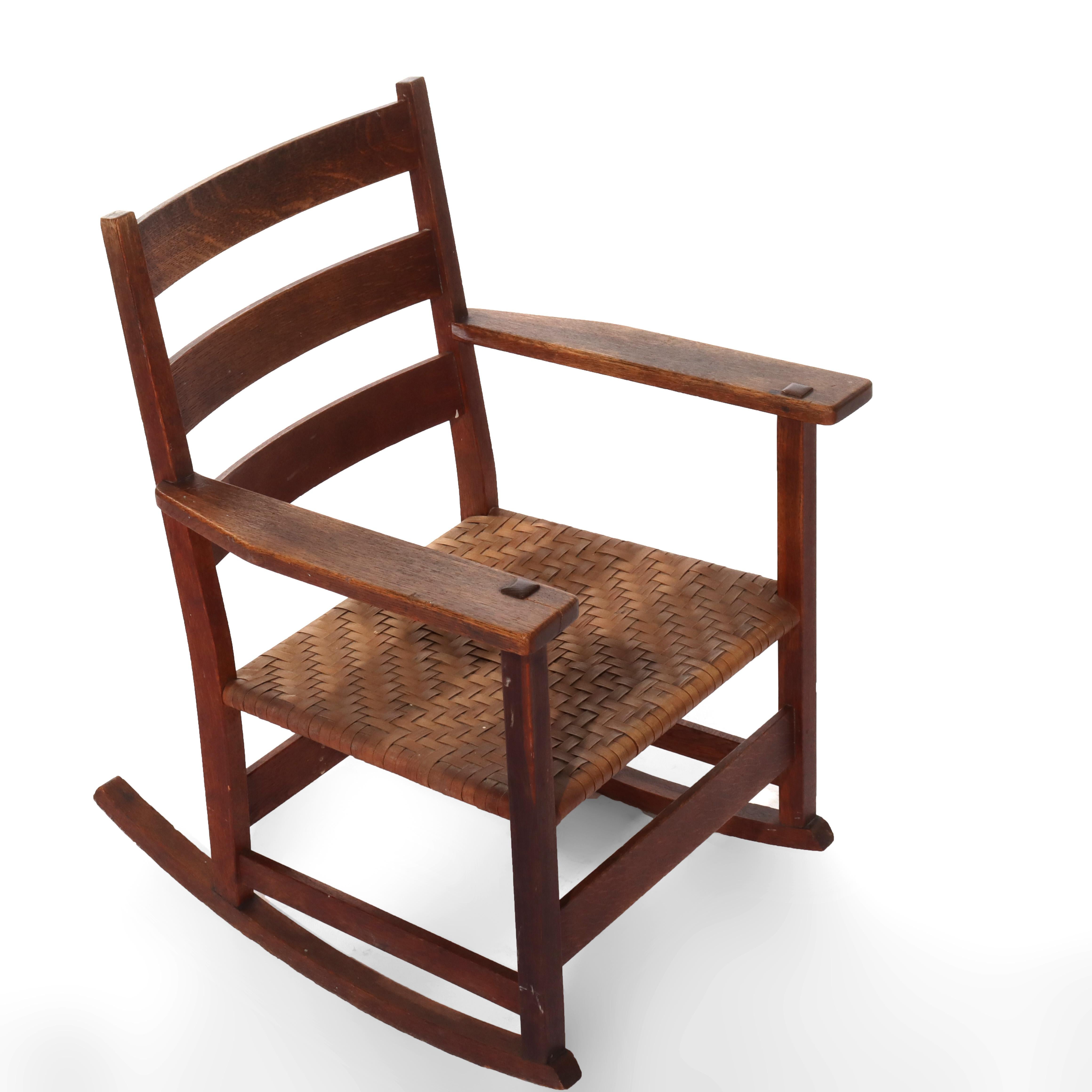 Ancienne bascule Stickley School en Oak Oak avec siège en jonc C1920 en vente 2