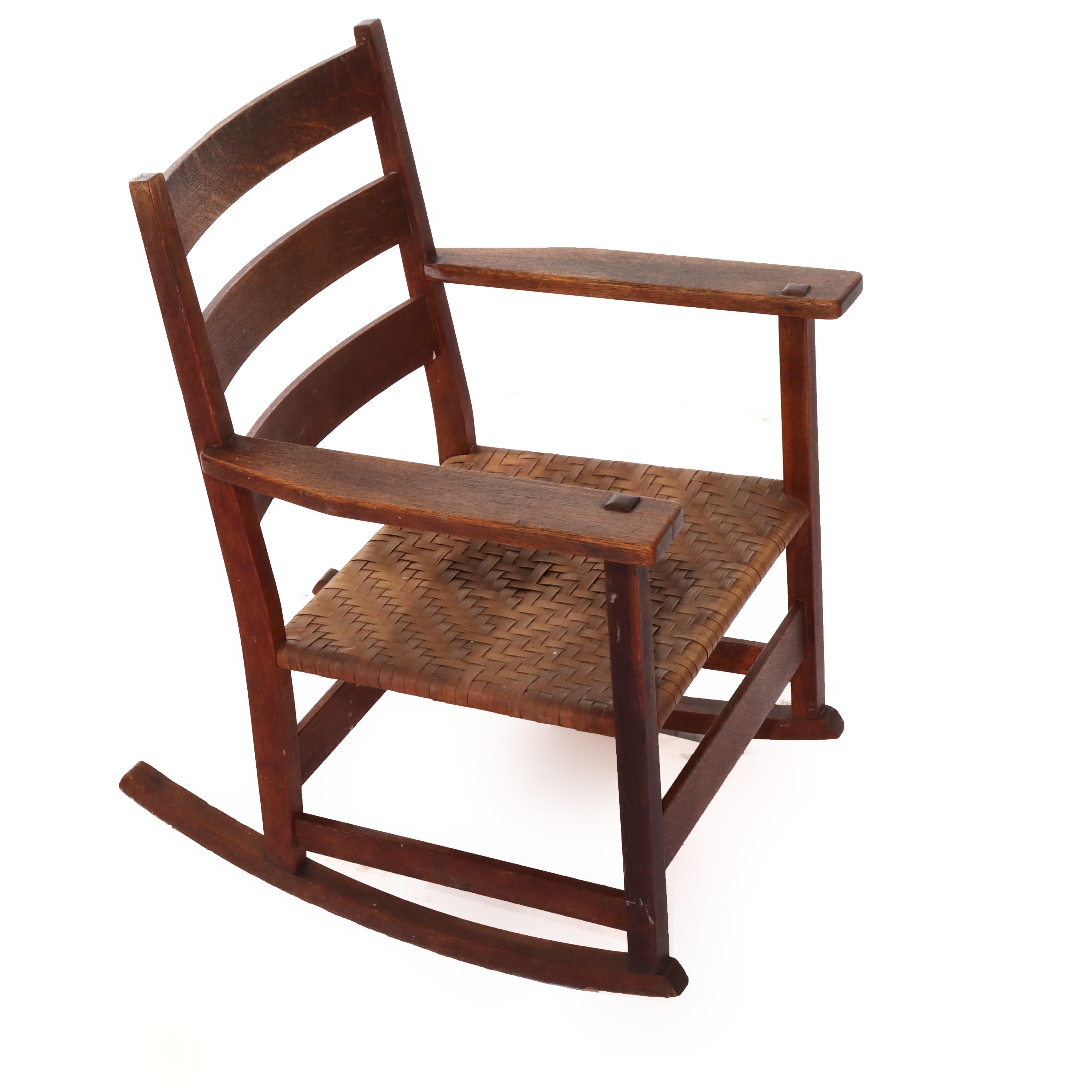Ancienne bascule Stickley School en Oak Oak avec siège en jonc C1920 en vente 3