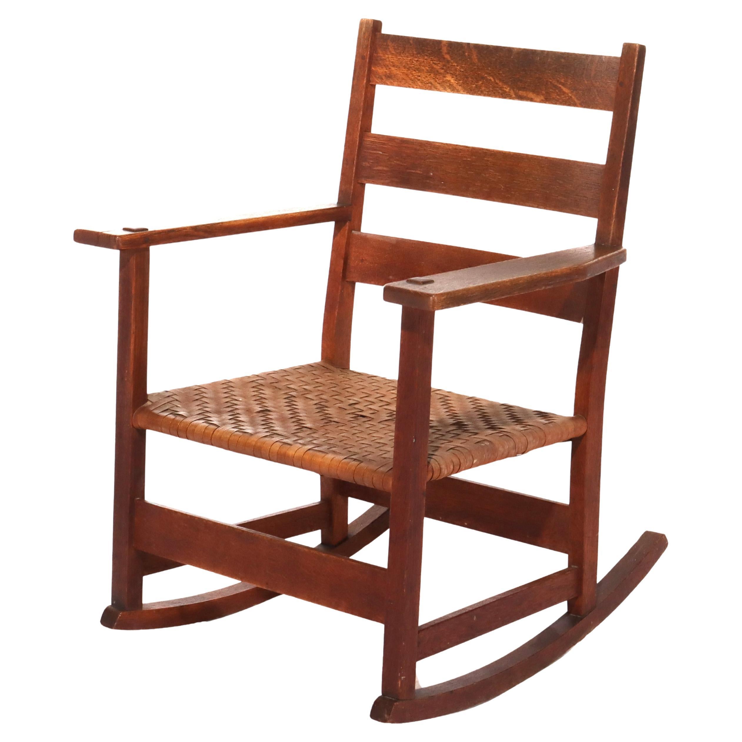 Ancienne bascule Stickley School en Oak Oak avec siège en jonc C1920