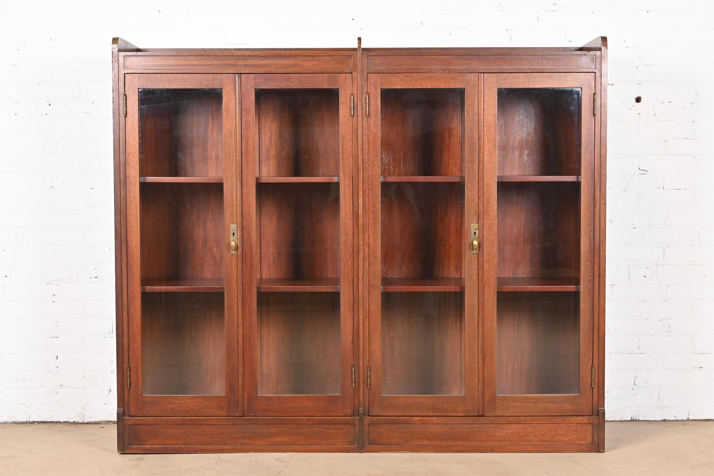 Antikes doppelreihiges Bücherregal aus massivem Mahagoni im Stickley-Stil im Arts and Crafts-Stil, 1920er Jahre (amerikanisch) im Angebot