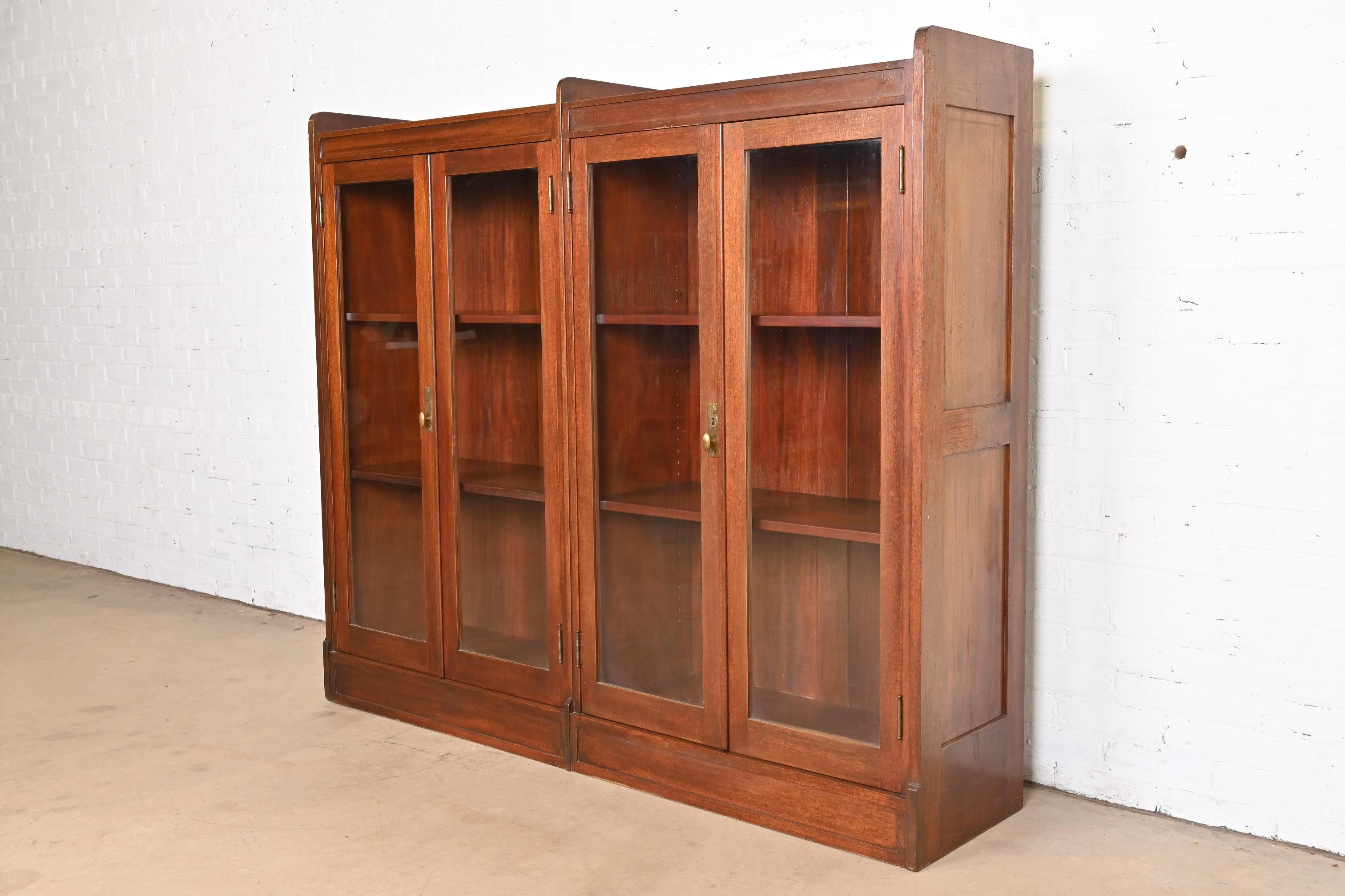 Antikes doppelreihiges Bücherregal aus massivem Mahagoni im Stickley-Stil im Arts and Crafts-Stil, 1920er Jahre im Zustand „Gut“ im Angebot in South Bend, IN