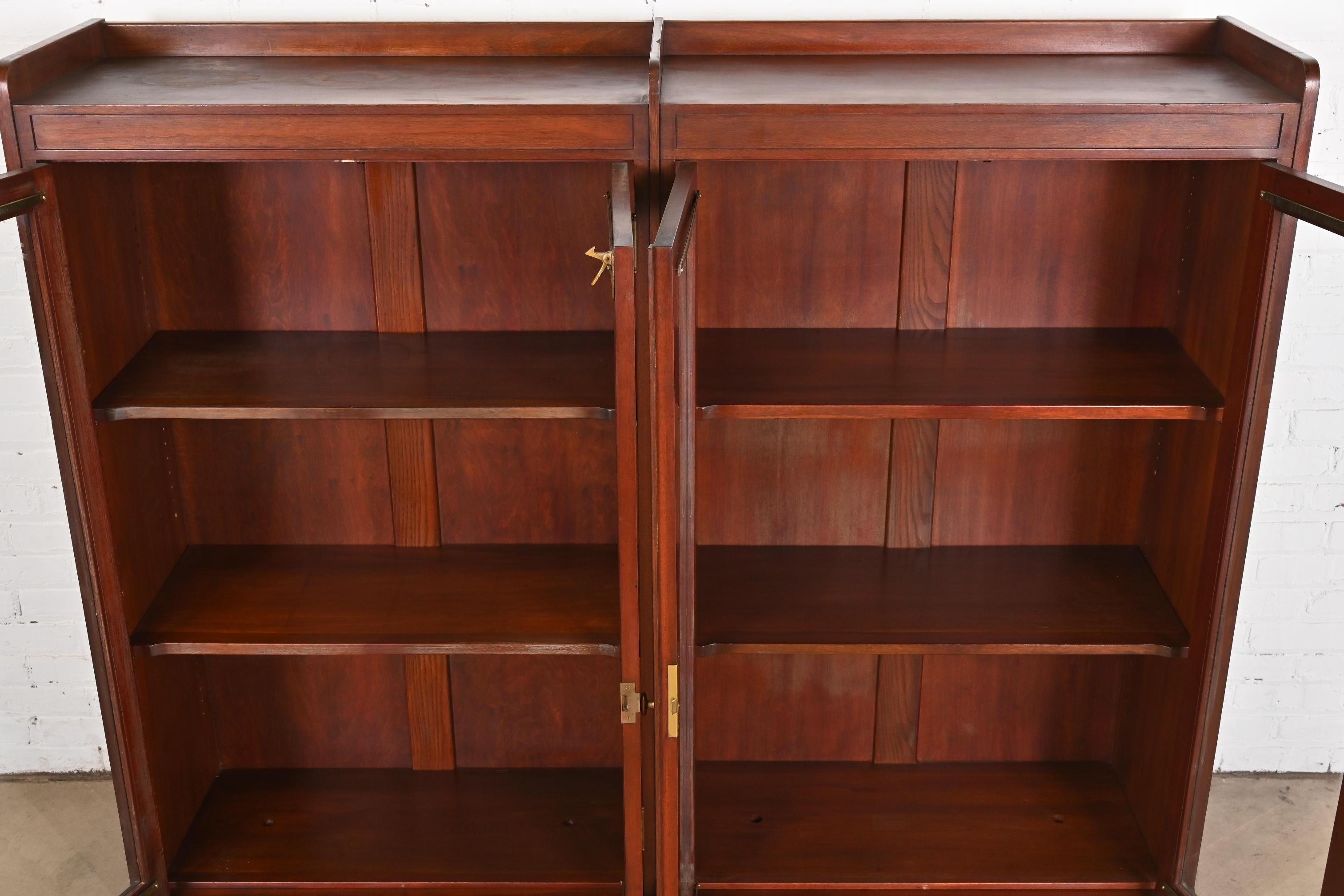 Antikes doppelreihiges Bücherregal aus massivem Mahagoni im Stickley-Stil im Arts and Crafts-Stil, 1920er Jahre im Angebot 3
