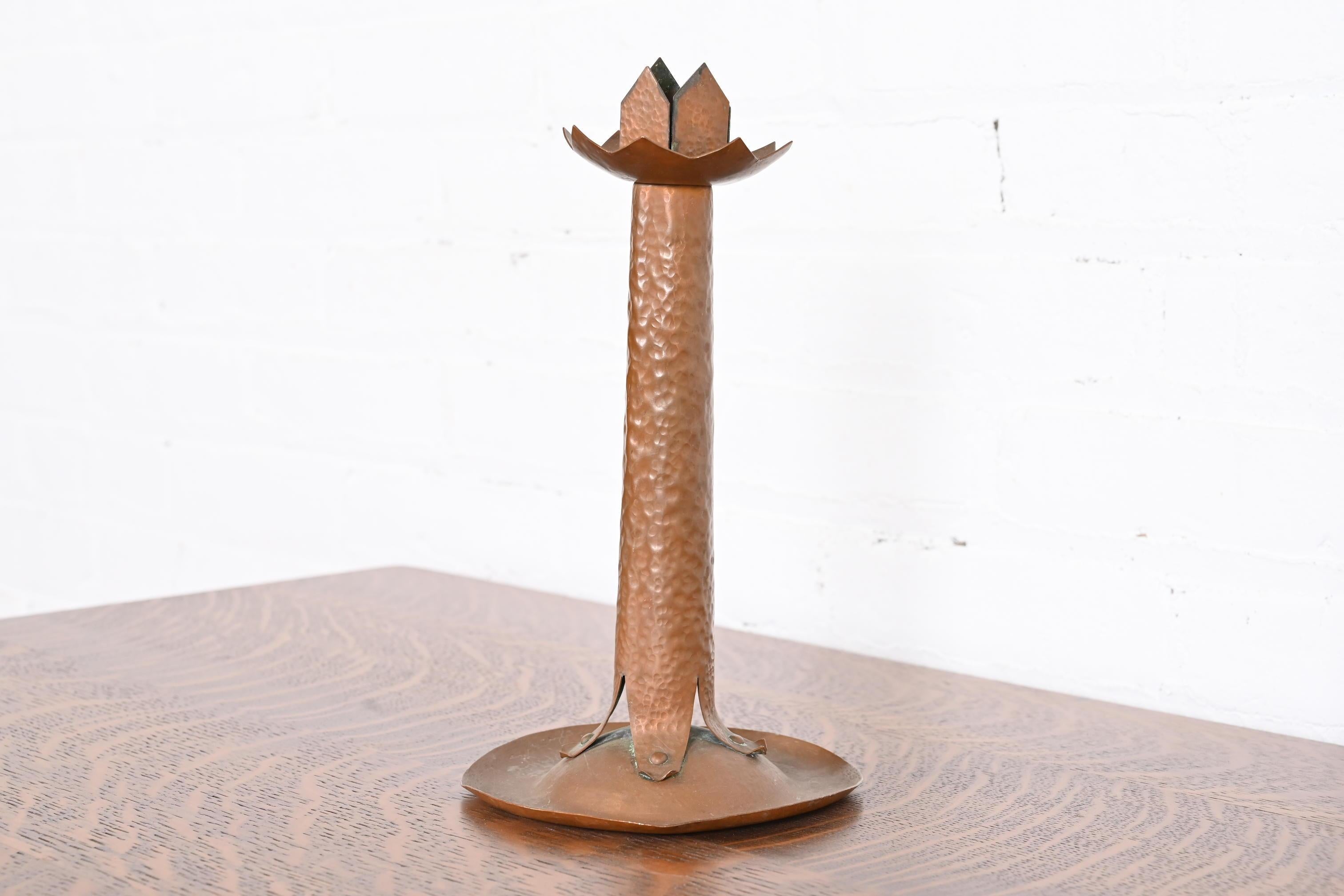 A gorgeous Arts & Crafts period hand-hammered copper candlestick

In the manner of Stickley Brothers

USA, Early 20th century

Measures: 5.75