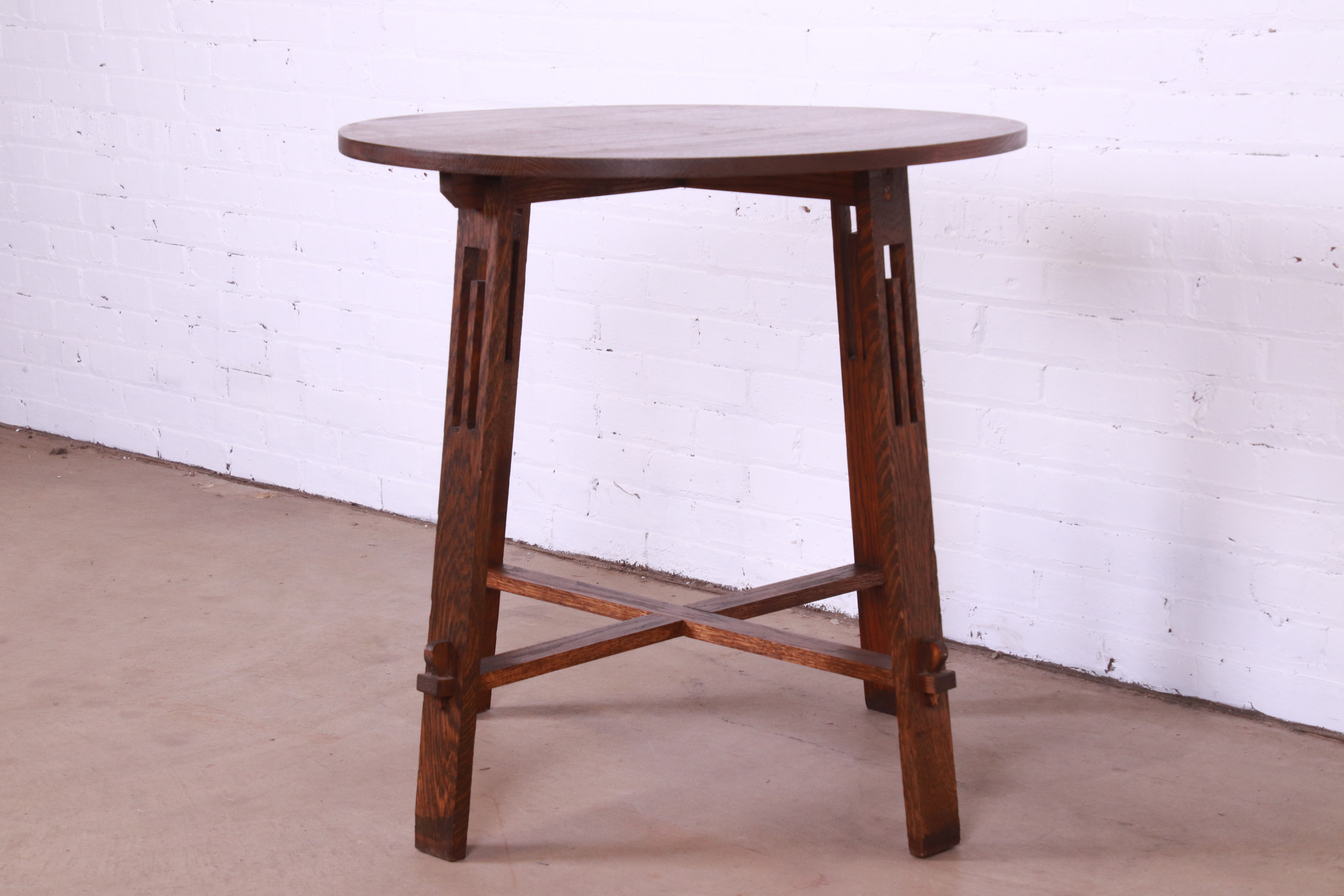 A beautiful antique Mission oak Arts & Crafts round occasional side table or tea table

Recently procured from Frank Lloyd Wright's DeRhodes House

In the manner of Stickley

USA, Circa 1900

Measures: 29.25