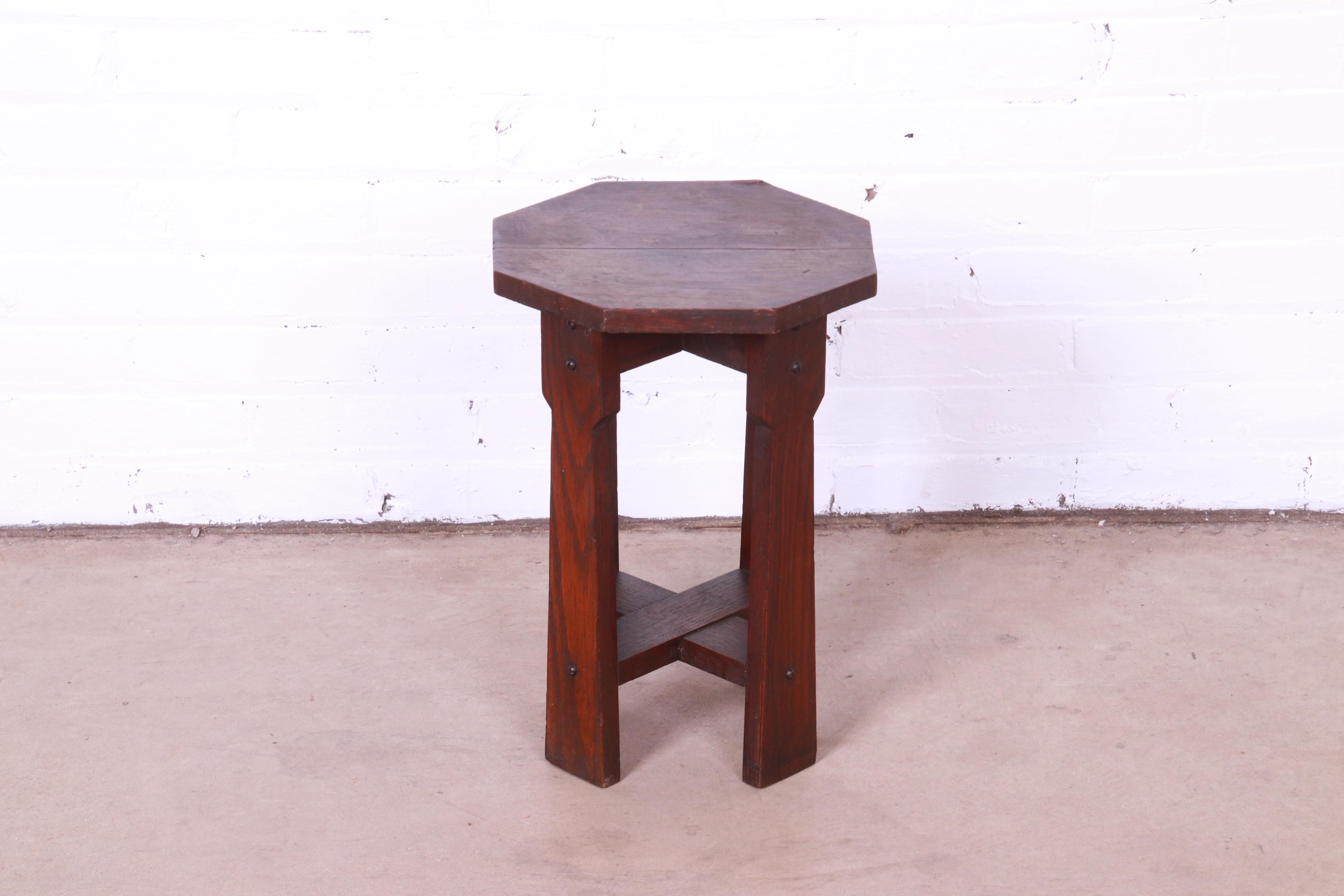 A beautiful antique Mission oak Arts & Crafts occasional side table

Recently procured from Frank Lloyd Wright's DeRhodes House

In the manner of Stickley

USA, Circa 1900

Measures: 11.75