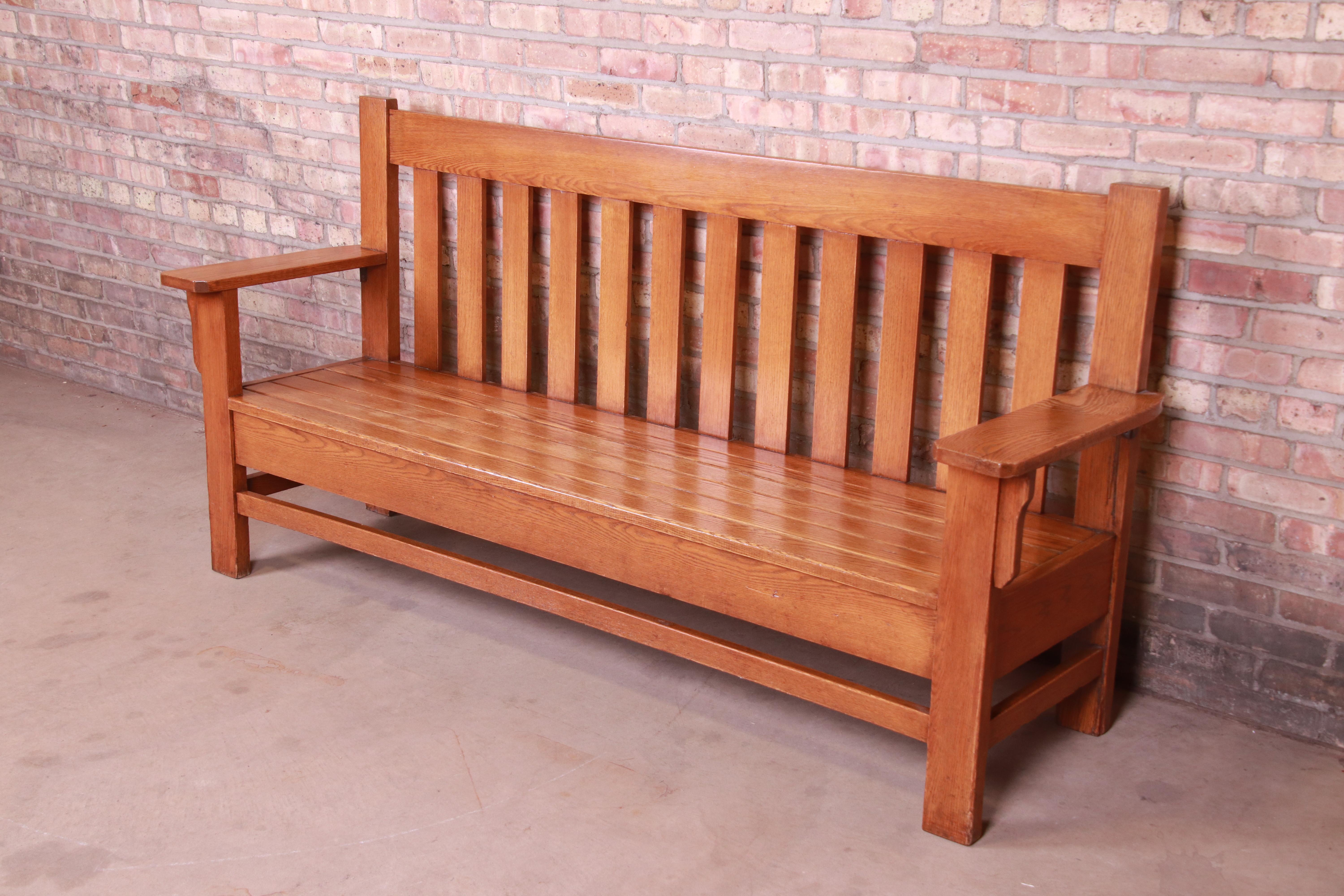 An exceptional Mission oak Arts & Crafts settle or bench

In the manner of Stickley

USA, early 20th century

Measures: 78.75