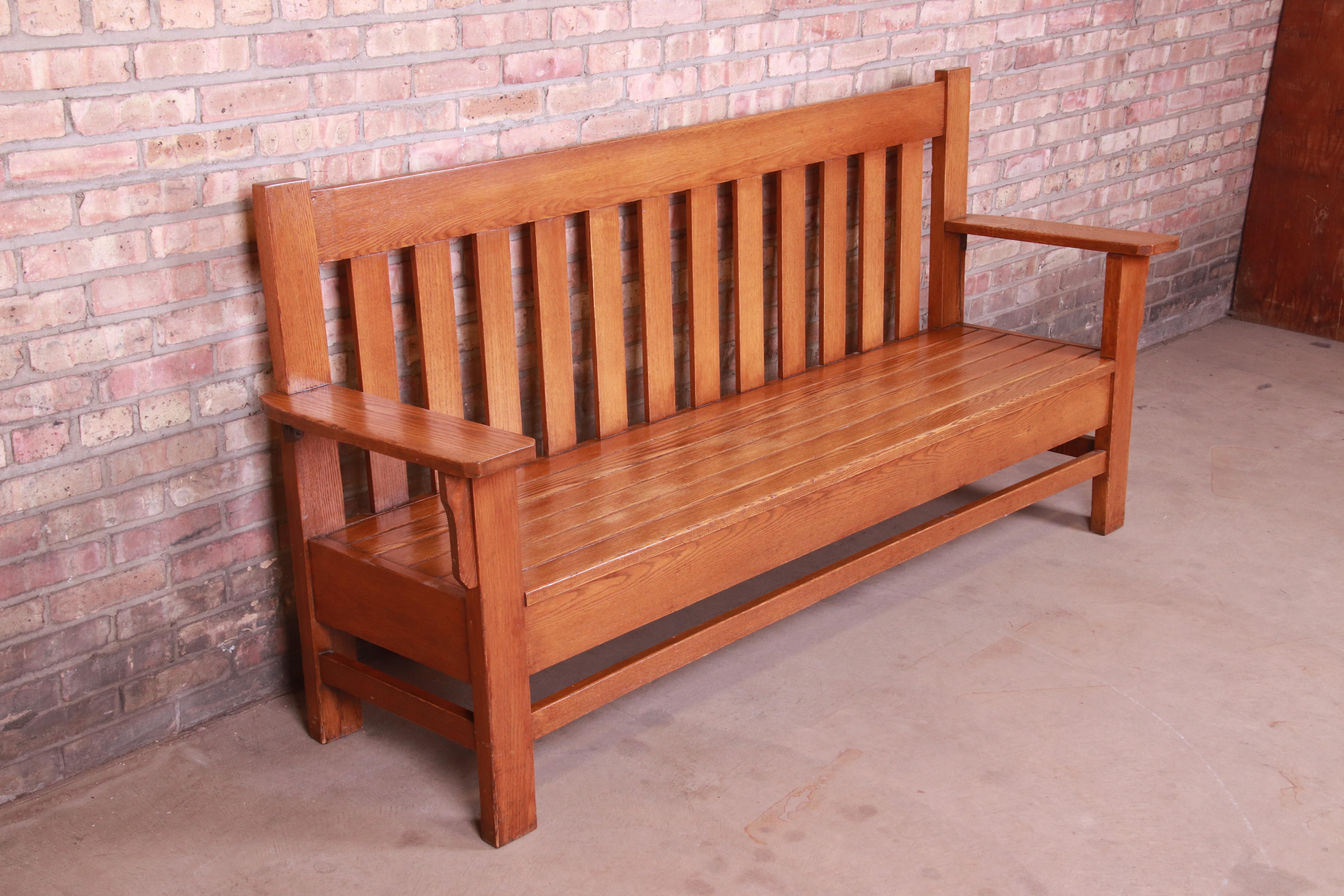 Antique Stickley Style Arts & Crafts Solid Oak Settle or Bench In Good Condition In South Bend, IN