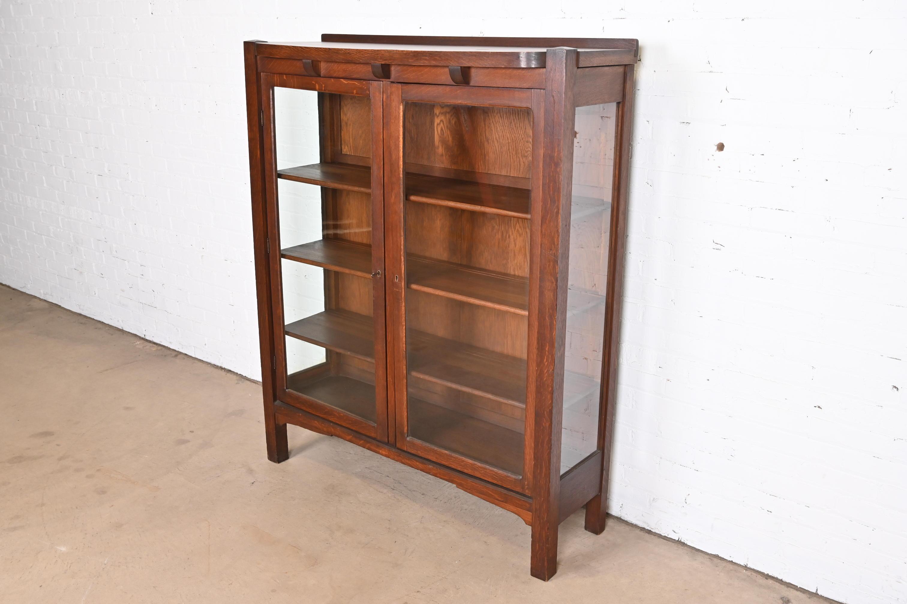 Antique Stickley Style Mission Oak Arts & Crafts Bookcase, Circa 1900 In Good Condition In South Bend, IN