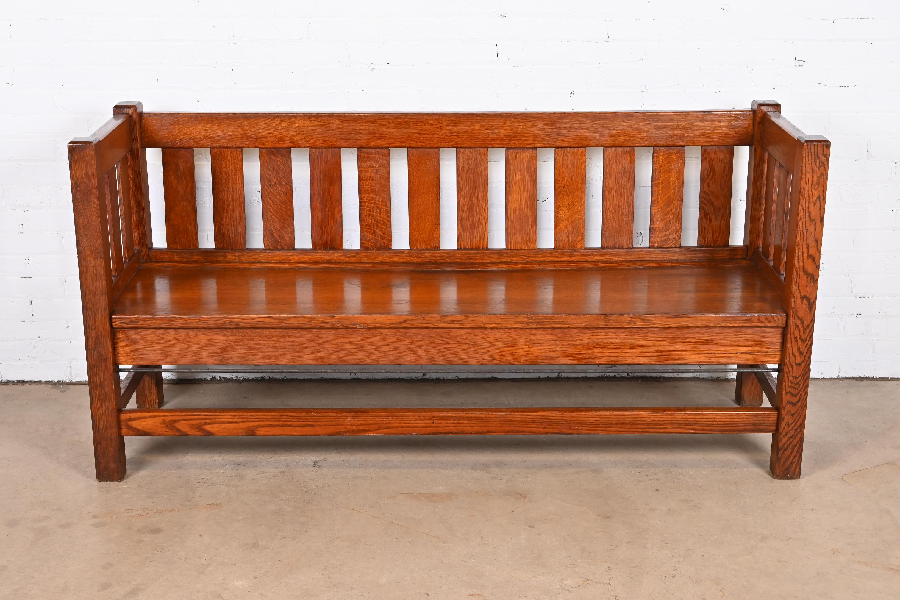 A beautiful Mission oak Arts & Crafts settle sofa or bench

In the manner of Stickley

USA, Early 20th century

Measures: 71.63