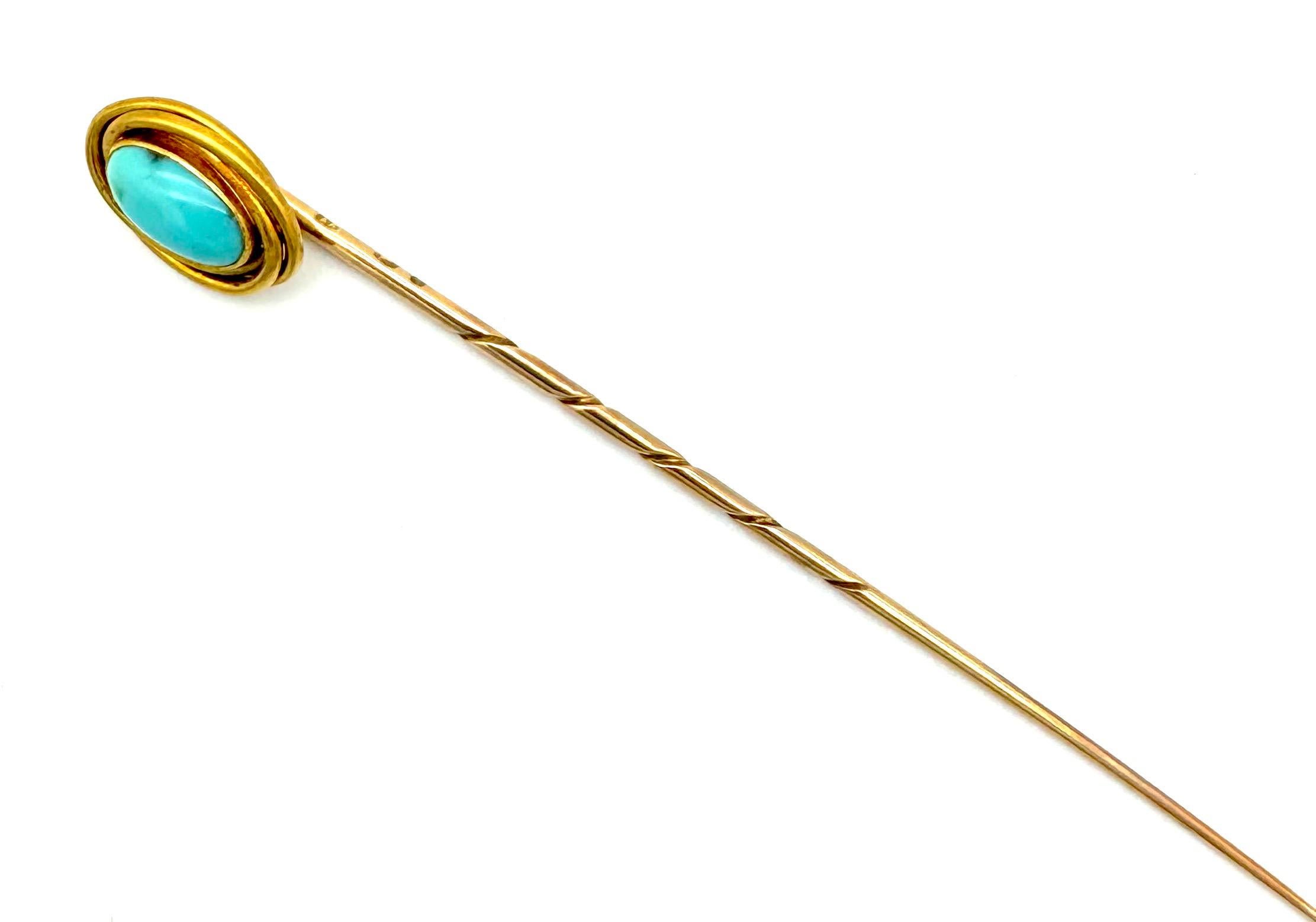 Cette élégante épingle à bâton a été fabriquée à la main dans le dernier quart du XIXe siècle. Il est réalisé en or 14 carats. Un cabochon ovale de turquoise est serti dans une monture conçue comme un nœud à l'infini. L'épingle est livrée avec son