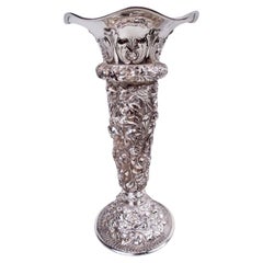 Jarrón antiguo Stieff Baltimore Repousse de plata de ley de 12 pulgadas