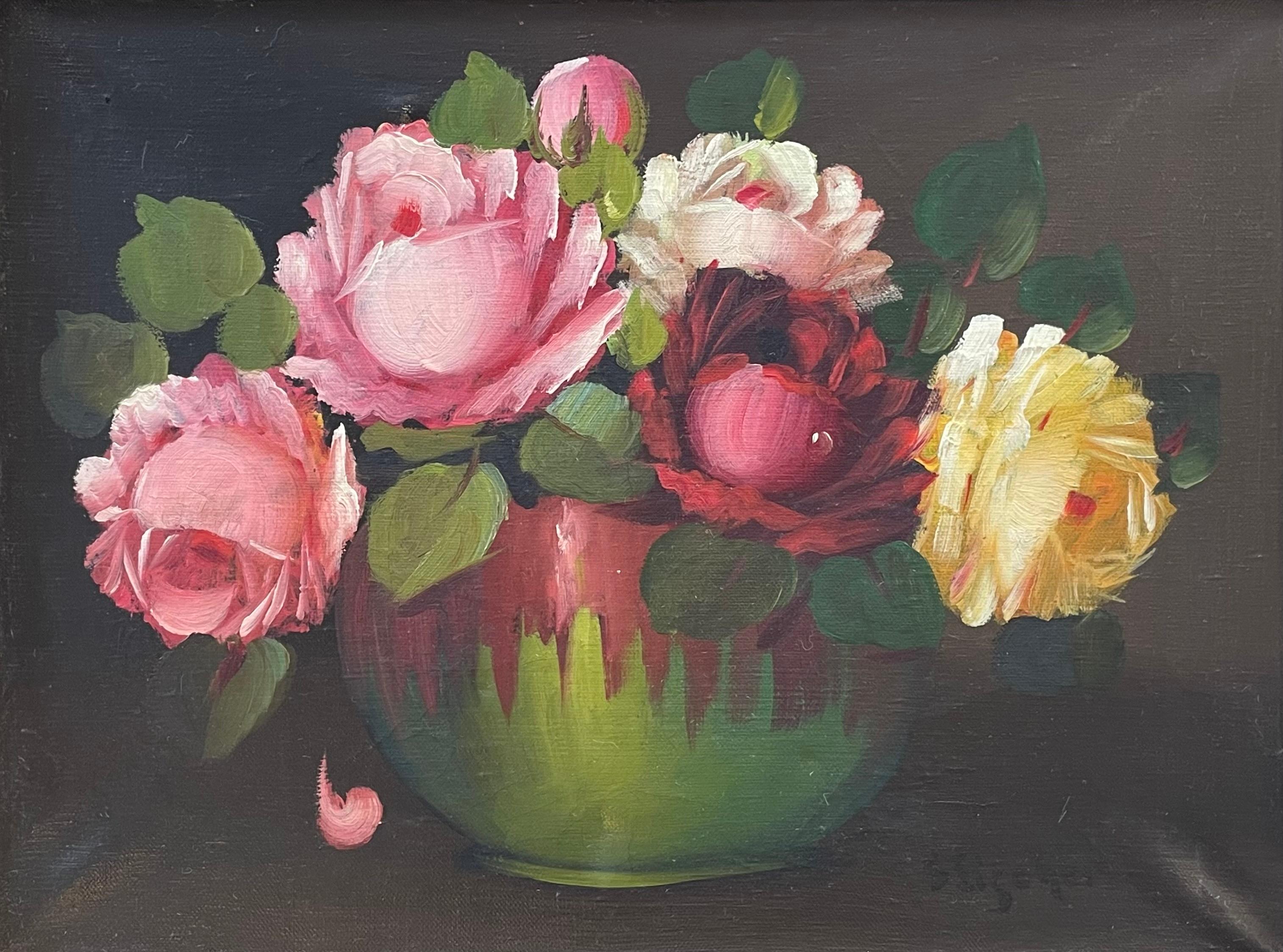 Original antikes Stillleben in Öl auf Leinwand mit einem Strauß roter, gelber und rosa Blumen in einer grünen und roten Vase. Das Gemälde stammt von der Malerin Sigrid Fischer (gestorben 1936).

Der Hintergrund ist in einem gedämpften Grau-Braun-Ton